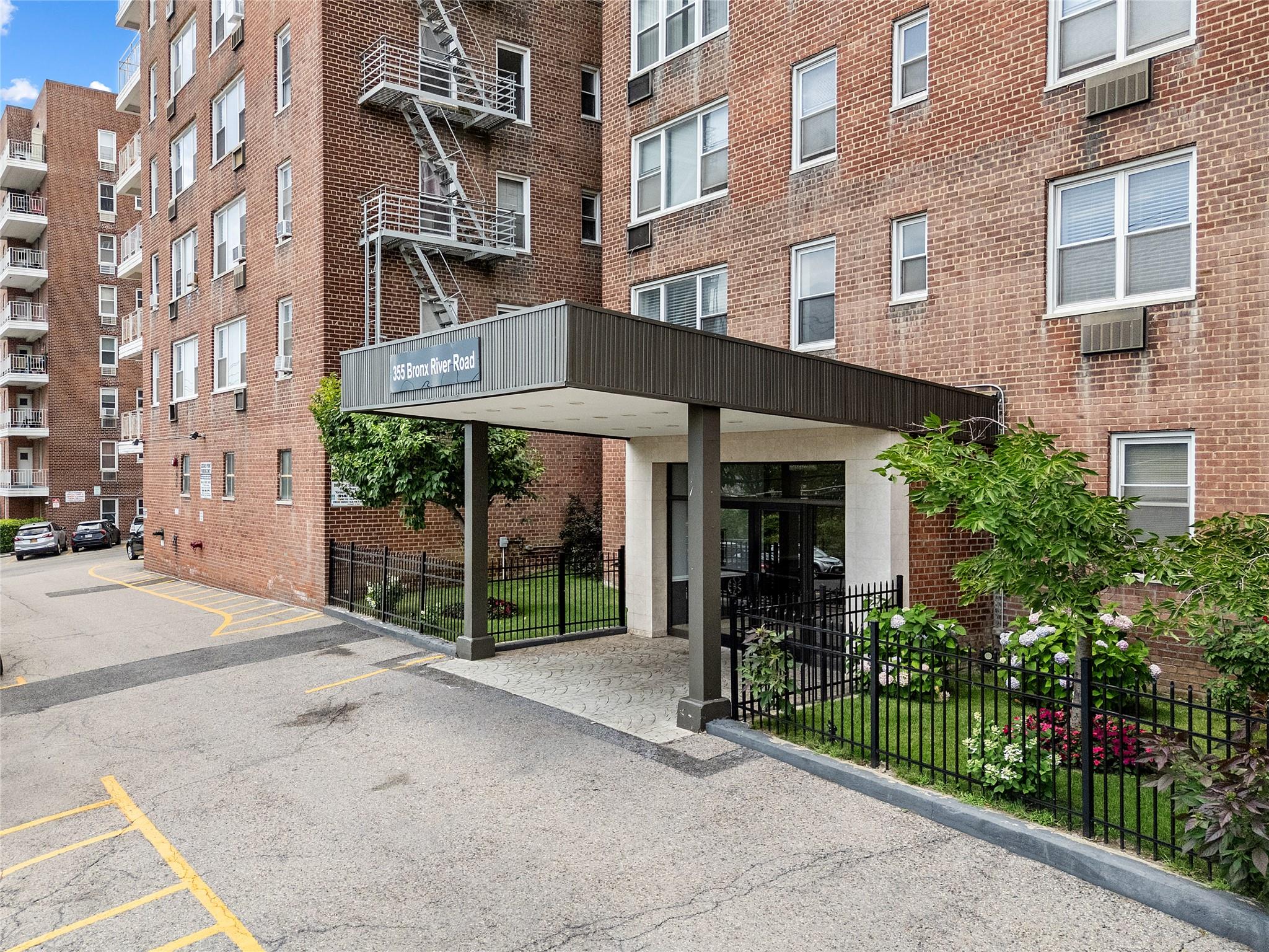 Discover this bright and spacious 1-bedroom apartment in unbeatable lo...