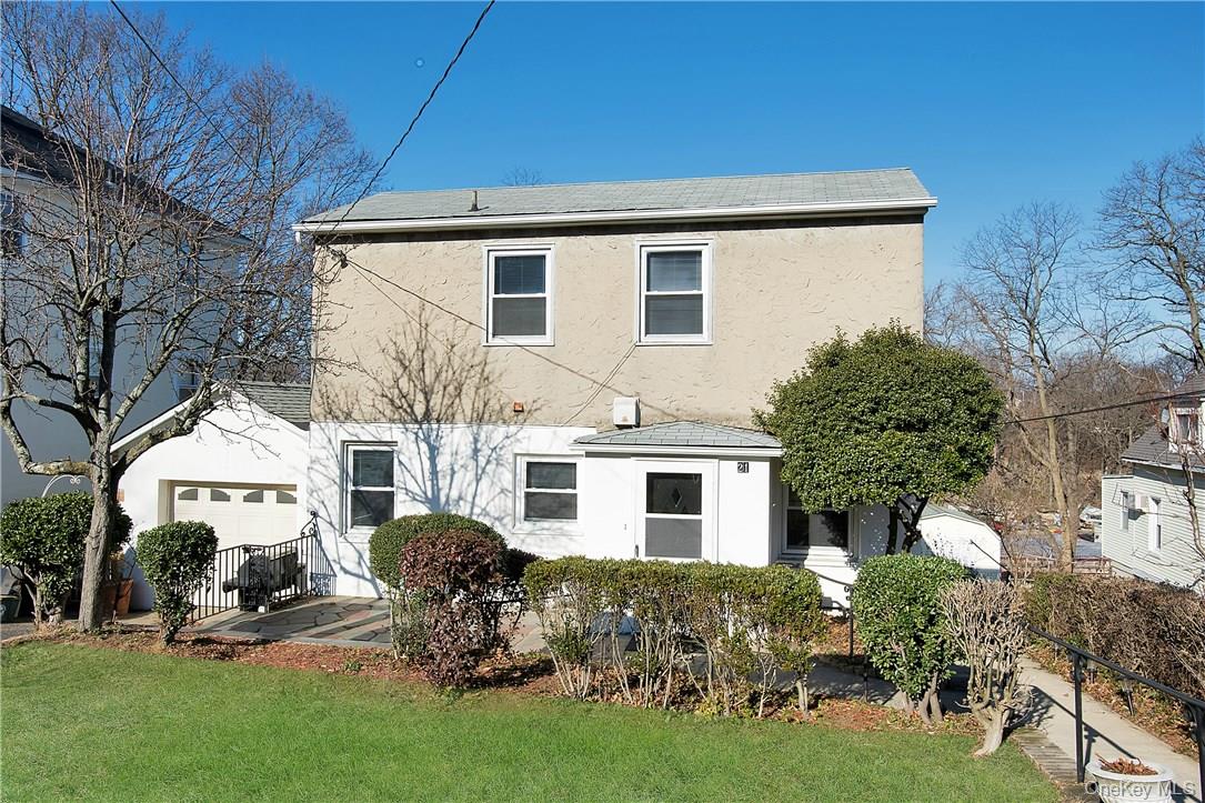 This 4 bedroom, 2.5 bath house rental offers size and convenience. Cen...