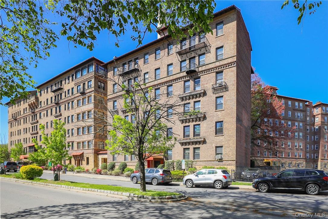 Great Larchmont condo at Chatsworth Gardens! Just a few steps from the...