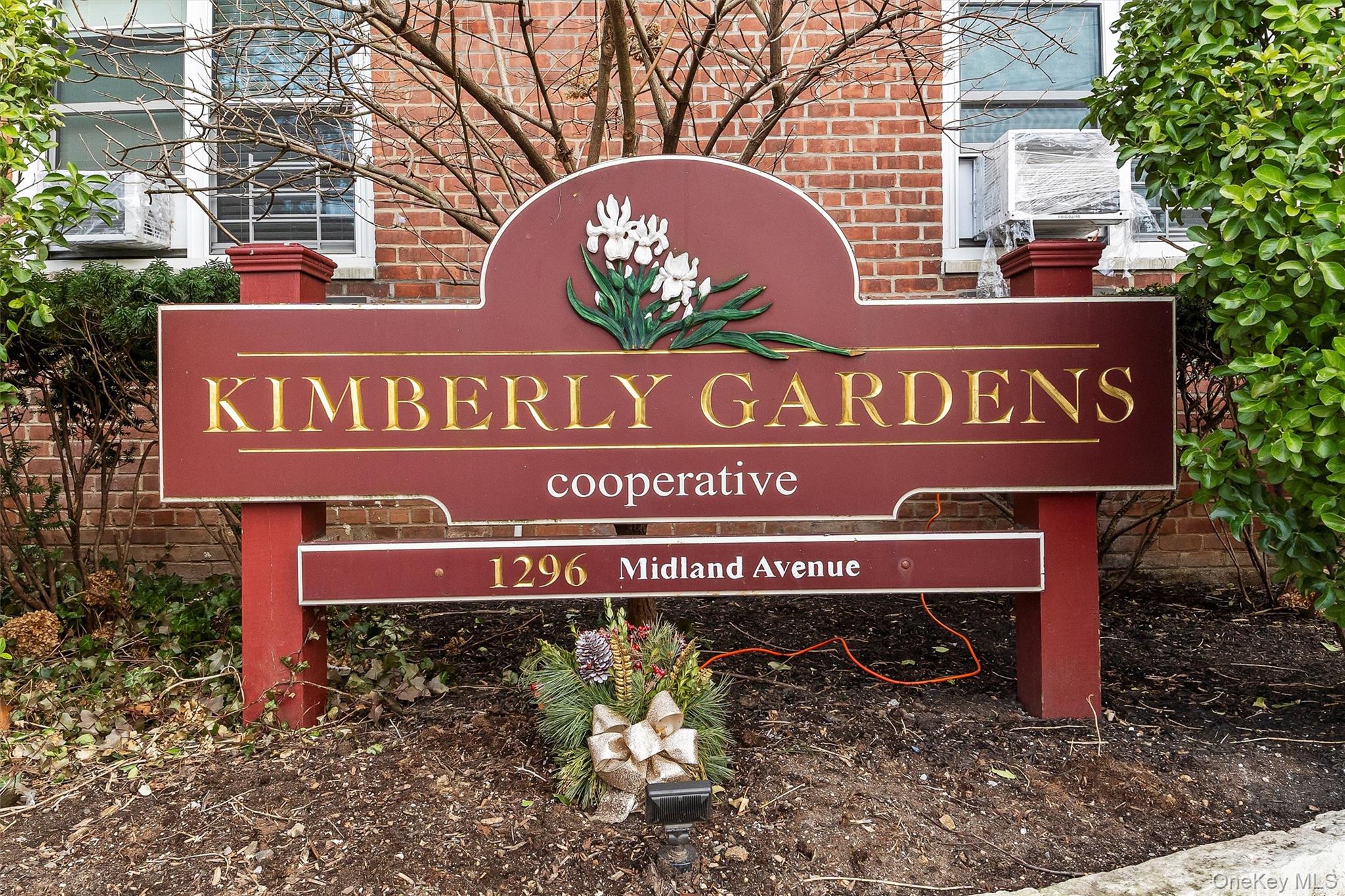 Step into the market property with ease in this charming 1-bedroom apa...