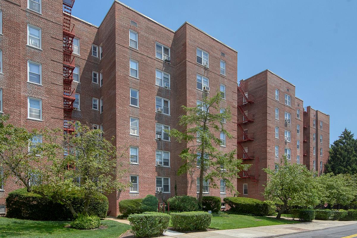 Sunny and Bright One Bedroom (Junior 4) apartment - with parking. Feat...