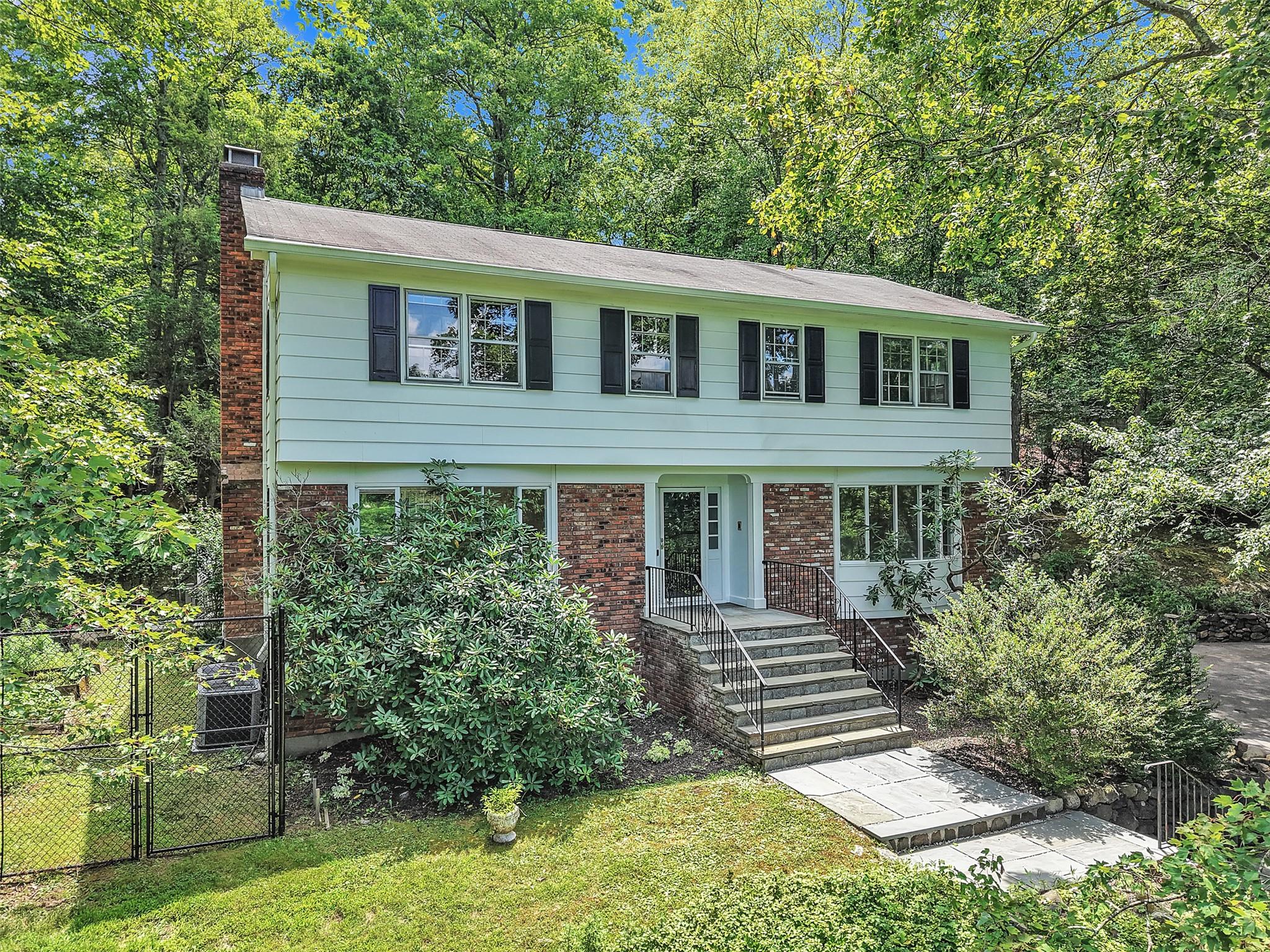 Tucked away in Cortlandt Manor in the Hendrick Hudson School System, n...