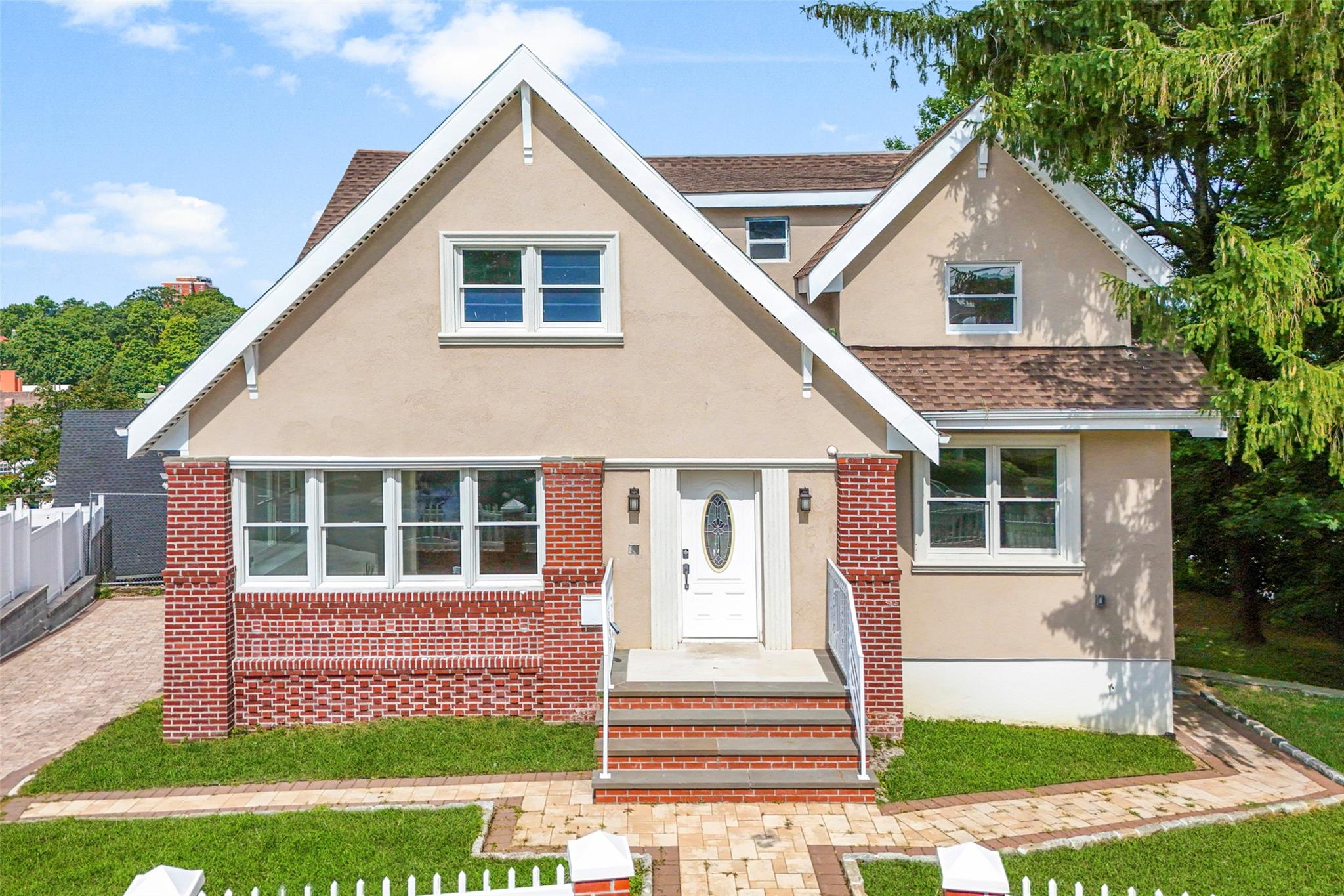 Enjoy breathtaking Hudson River views from this expansive move in read...