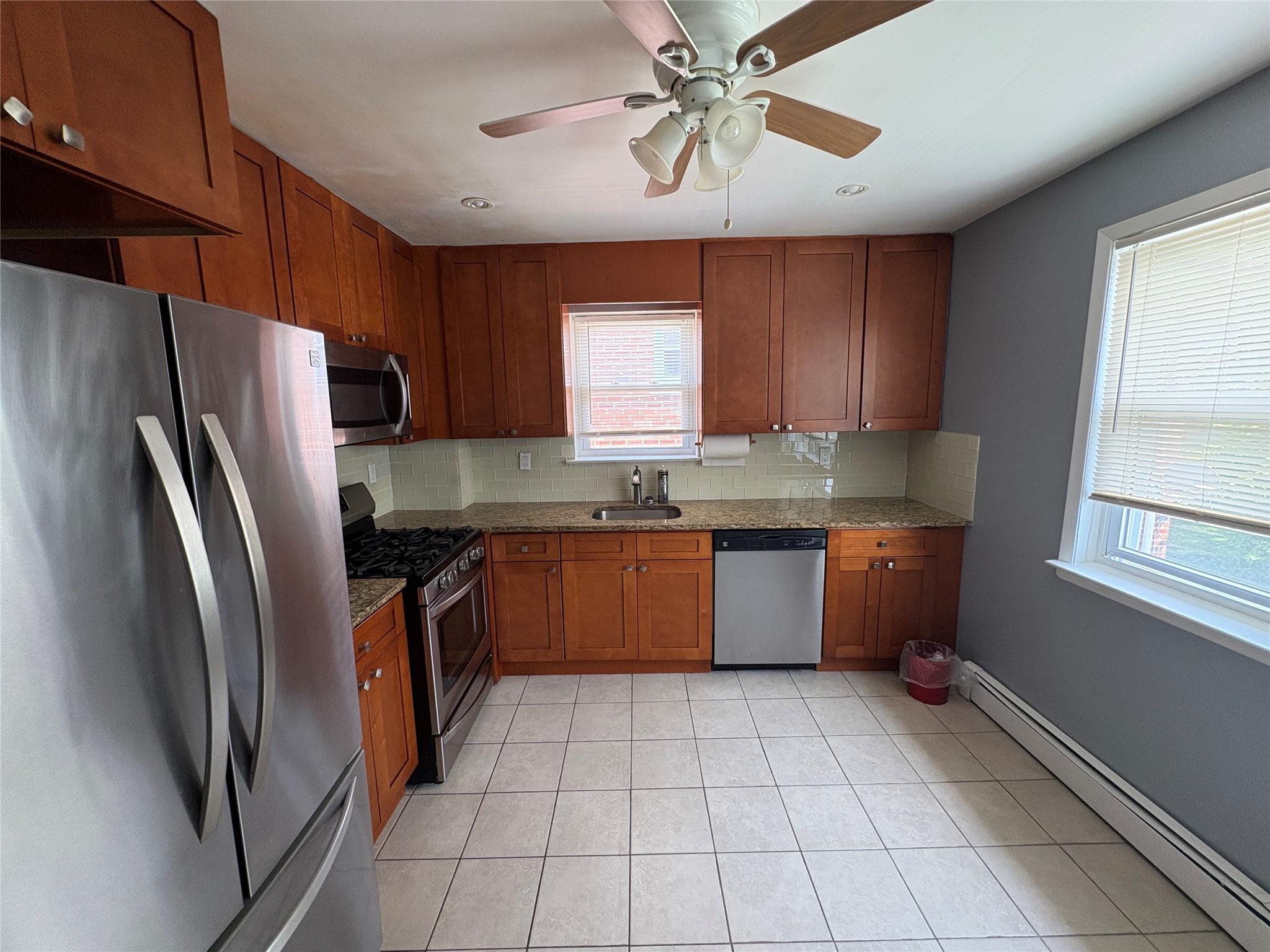 Big 3-Bedroom Apartment - Available Now!

? Features:

Water and heat...