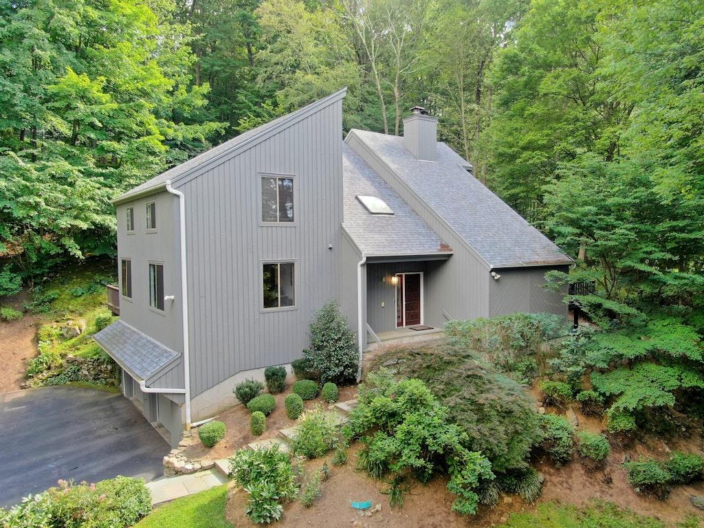 A dramatic and stunning four-bedroom Contemporary home set on 1.2 prof...