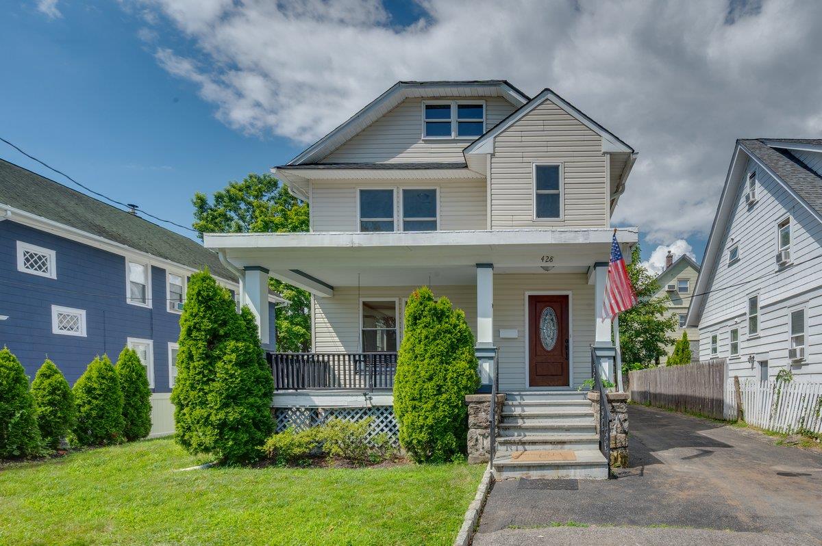 Welcome to 428 Beach Avenue, Mamaroneck, NY located in the award-winni...