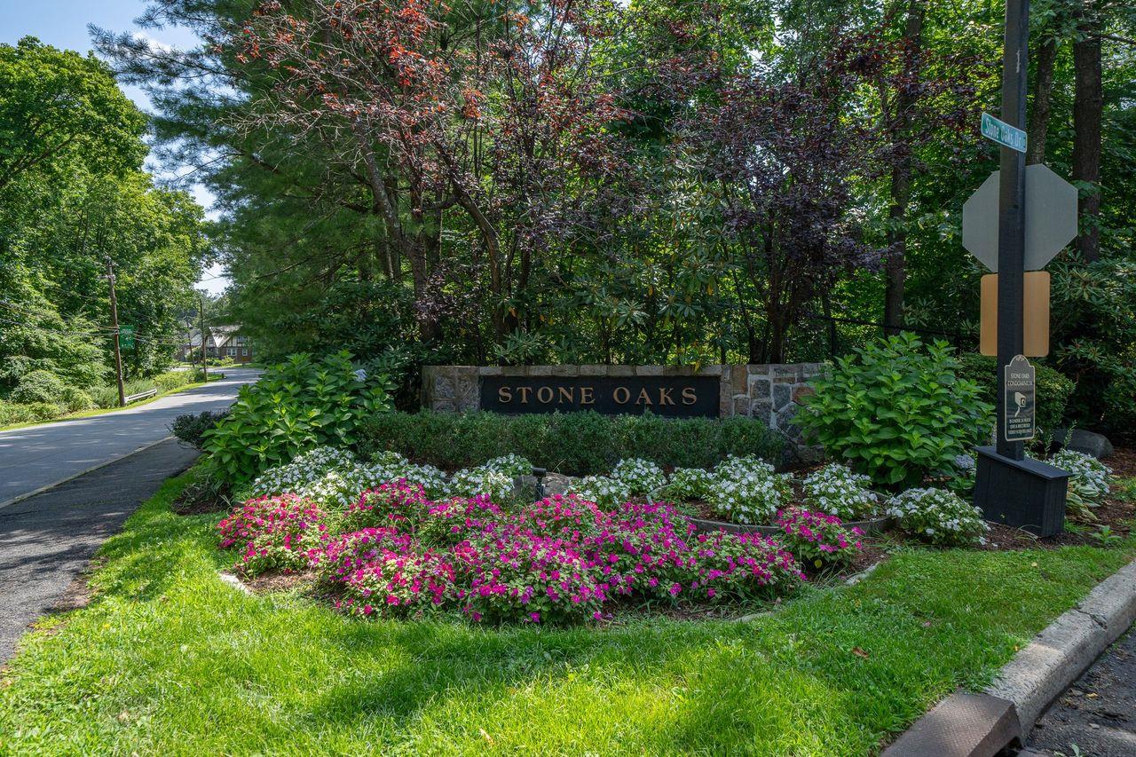 Luxury Townhouse with 3 levels located in a lovely quiet cul-de-sac in...