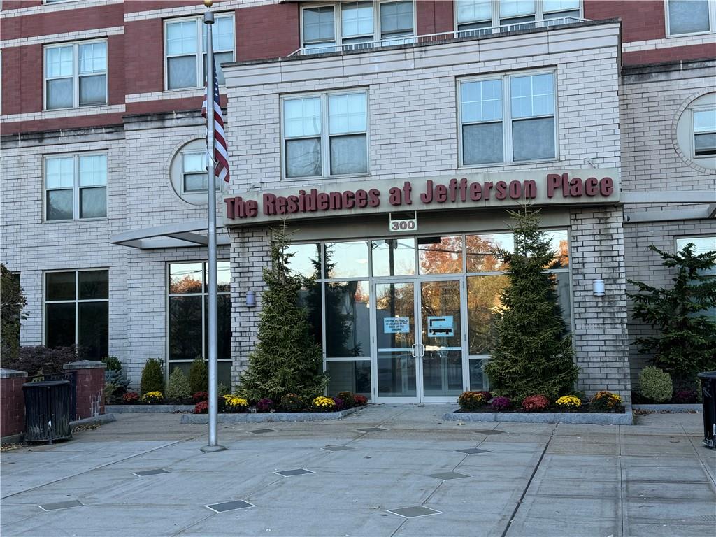 Discover the luxury and convenience of modern living at Jefferson Plac...