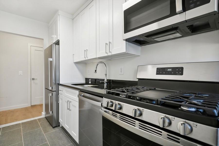 2 bedroom apartment located in Bronxville. 3rd floor apartment. Stainl...