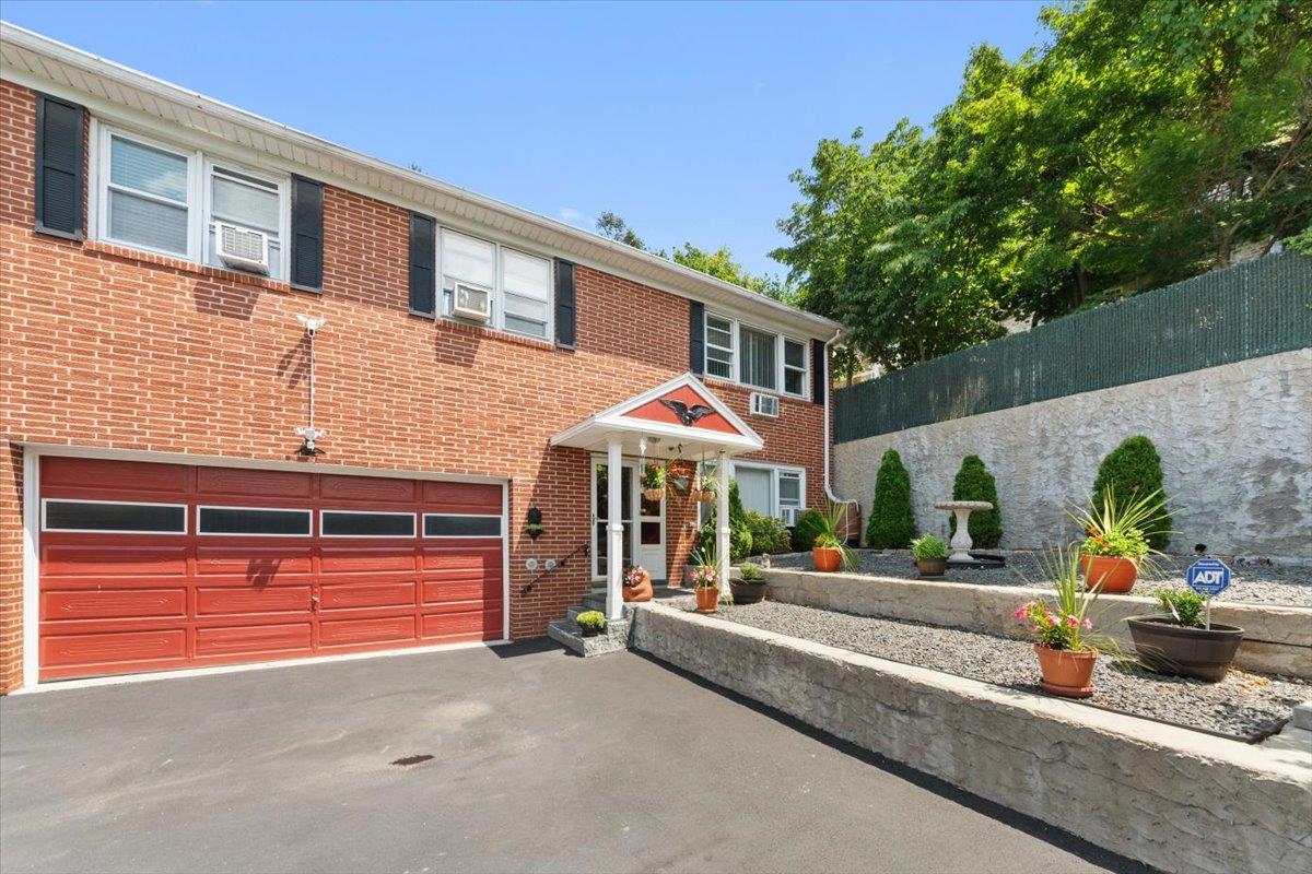 Located in the desirable Greystone neighborhood, this move-in ready ge...
