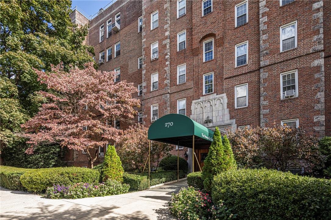 Enjoy an easy on foot lifestyle at the stylish and pet friendly Bronxv...
