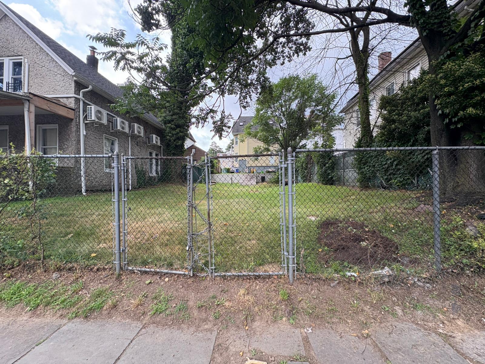 This is the perfect chance to build the home of your dreams!!! Opportu...