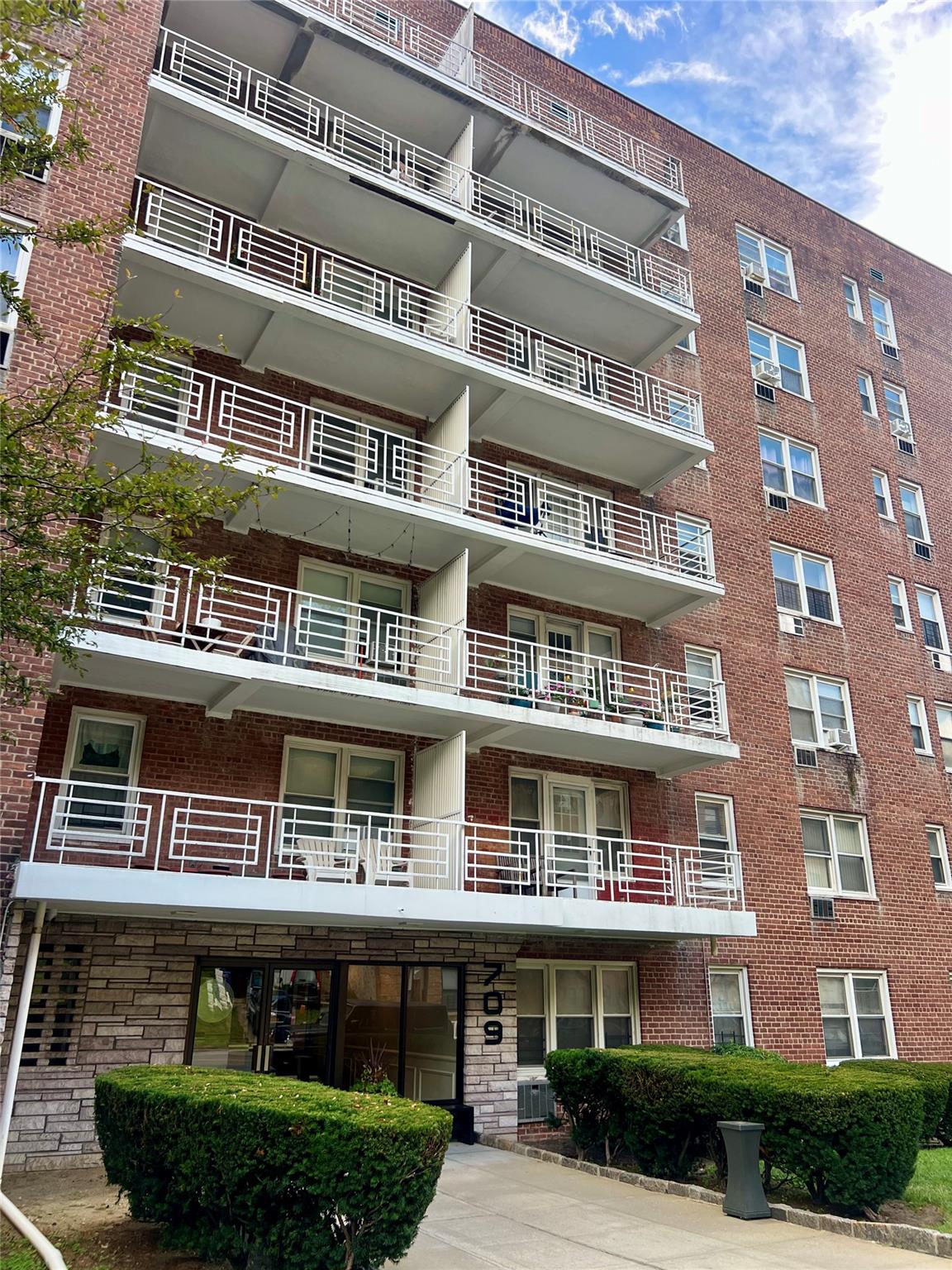 Beautifully renovated, turn-key 1 bedroom, 1 bathroom co-op in Northwe...
