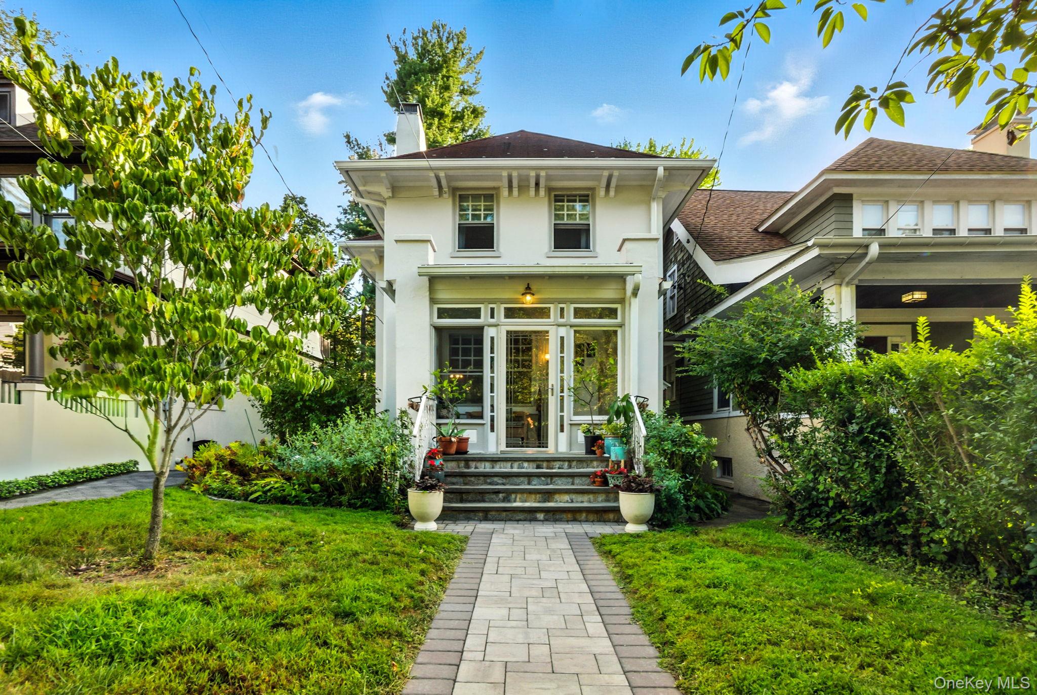 Live on one of the most charming avenues in Tarrytown. This 2 BR, 1 ba...