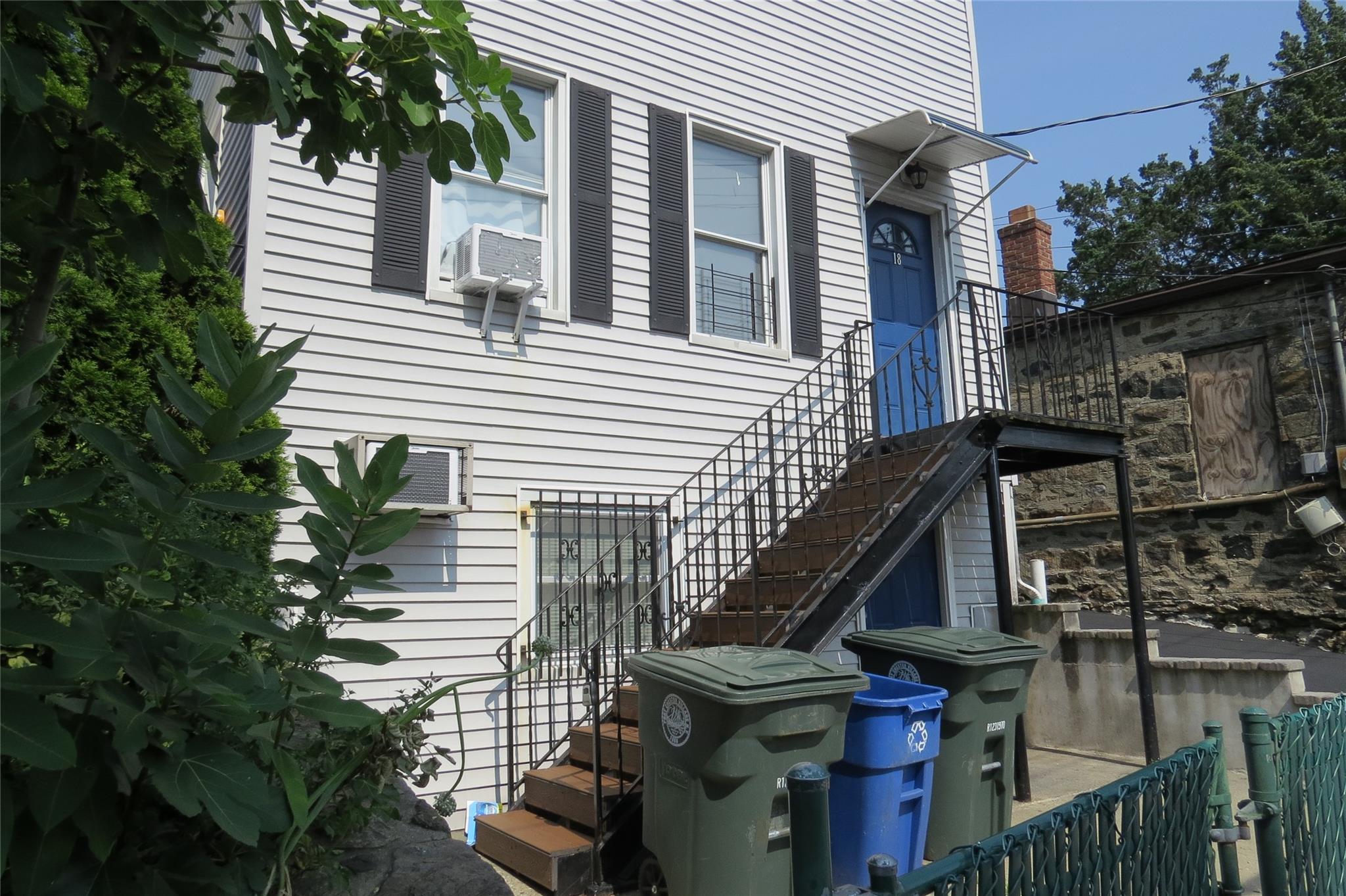 Cozy refreshed 1 Bedroom apartment with Full Bath.  Tenant pays Utilit...