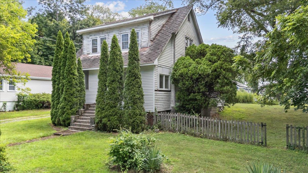 BEST DEAL OF THE SUMMER! Calling all investors, fixer-uppers, handy fo...