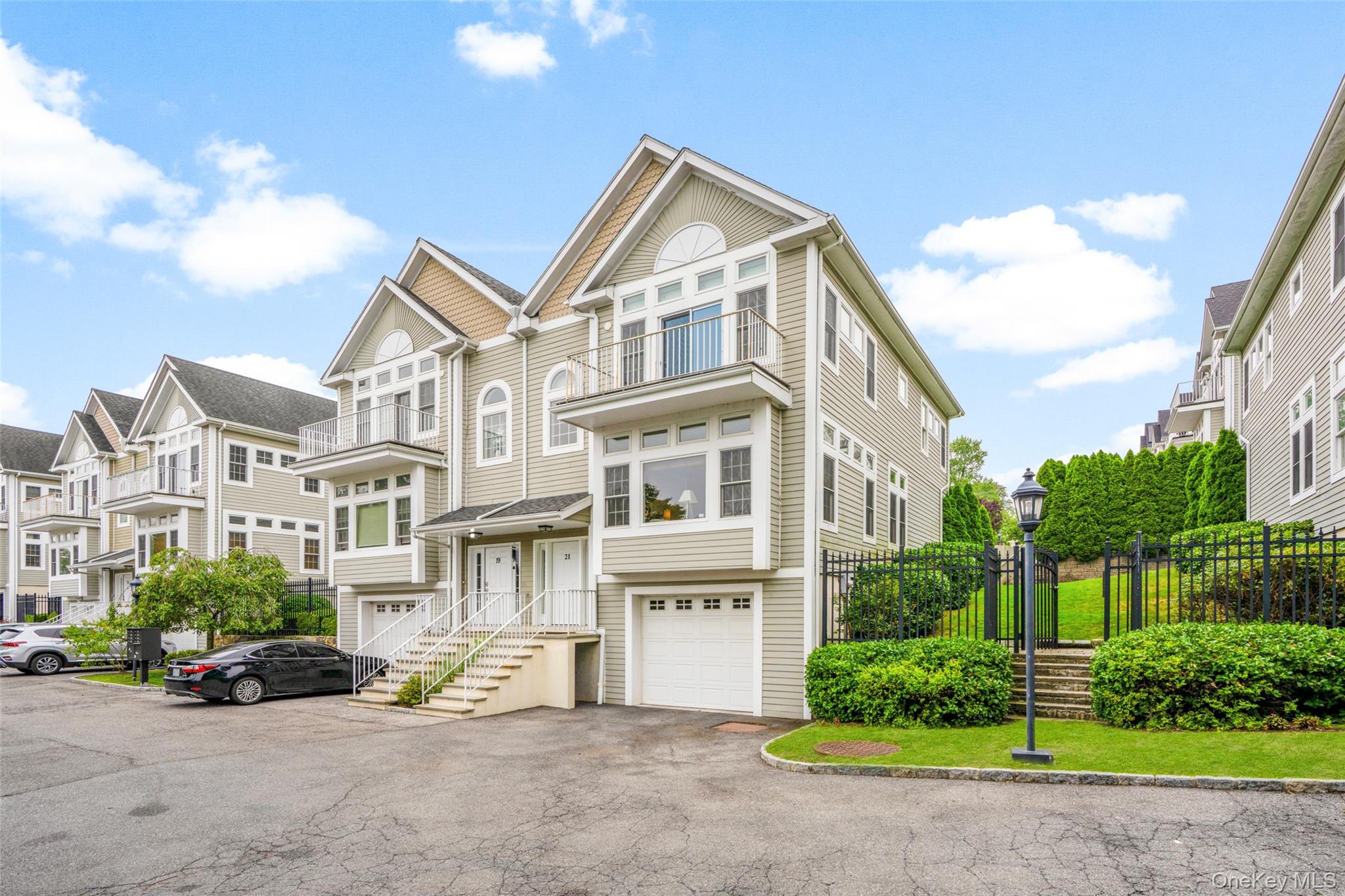 21 Arbor Glen – Bright, Spacious Corner Townhouse in New Rochelle

Dis...