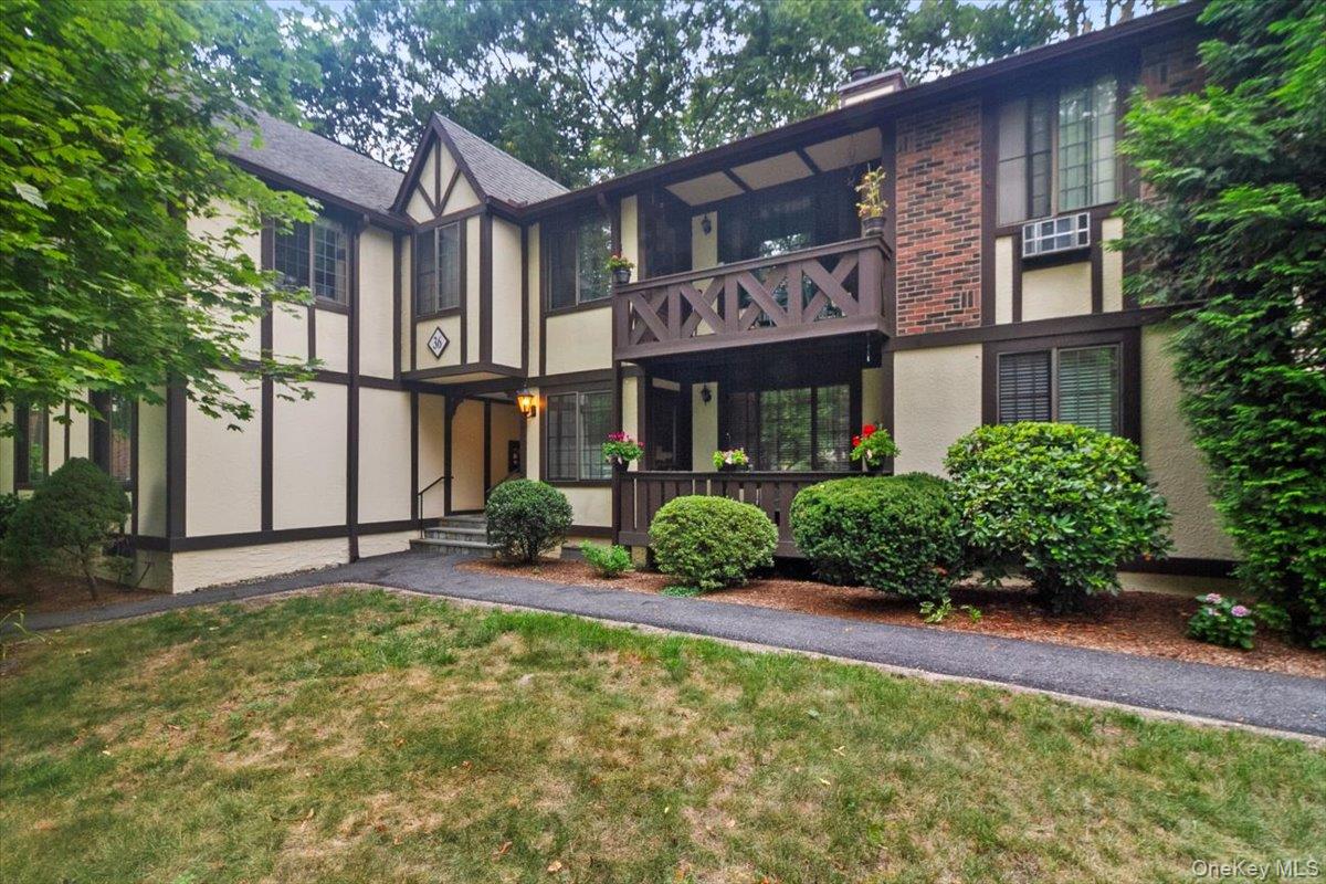 Live the Foxwood lifestyle. Step into modern elegance in this beautifu...