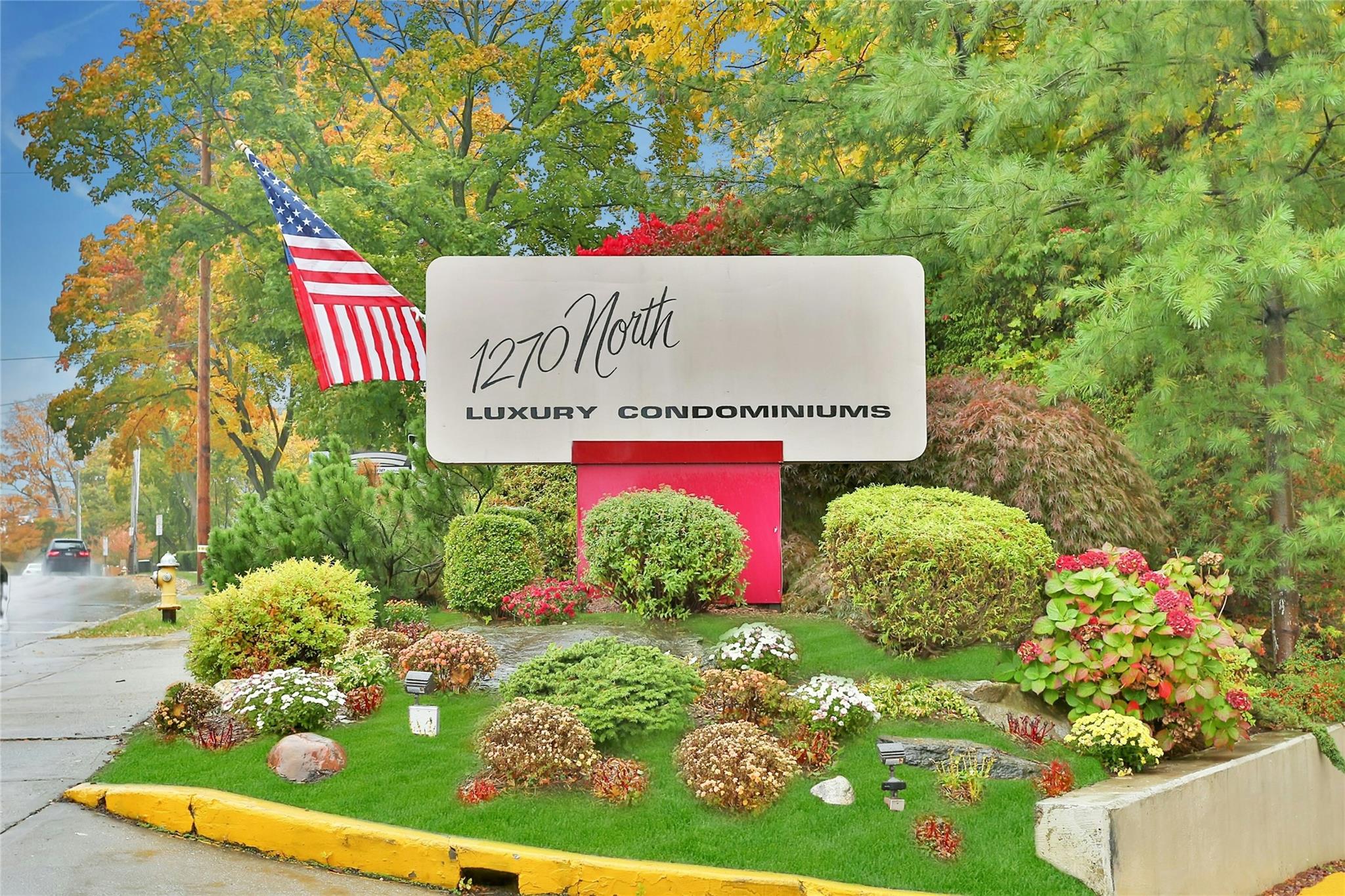 The Perfect Pied-a-terre in the heart of Wykagyl! Enjoy this sunny, fr...