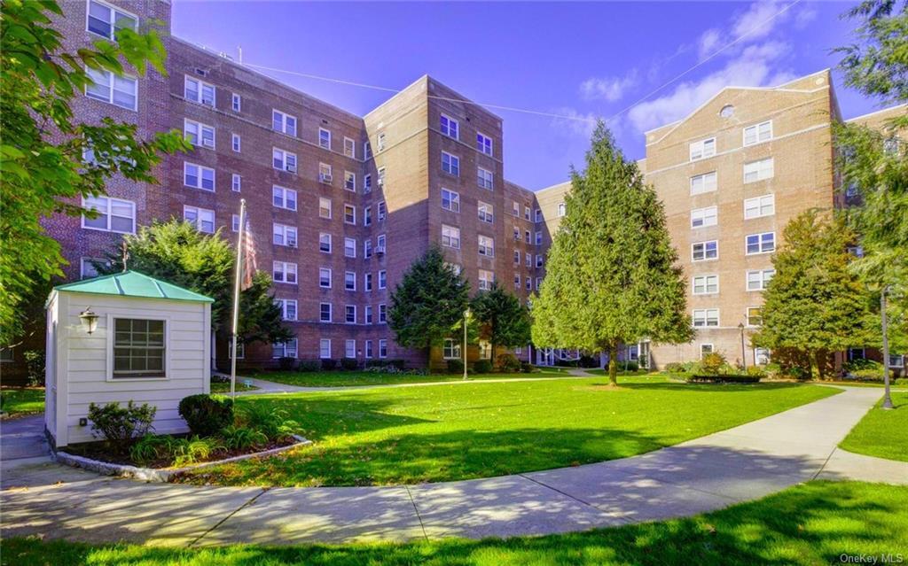 Quiet and Elegant lifestyle  awaits at The Surrey Strathmore.  Spaciou...