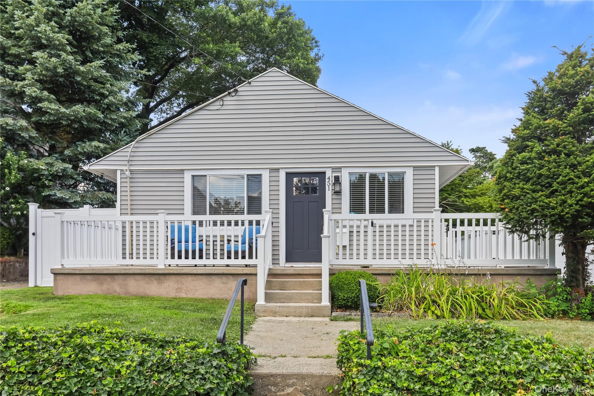 Charming Move-In Ready Home in Yonkers!   Welcome to this beautifully...