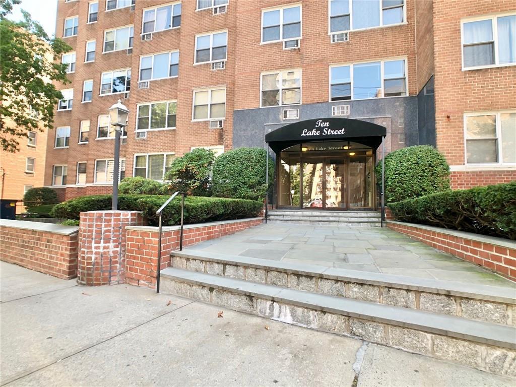 Centrally Located Studio Condo Within Sought After Ten Lake Street Con...