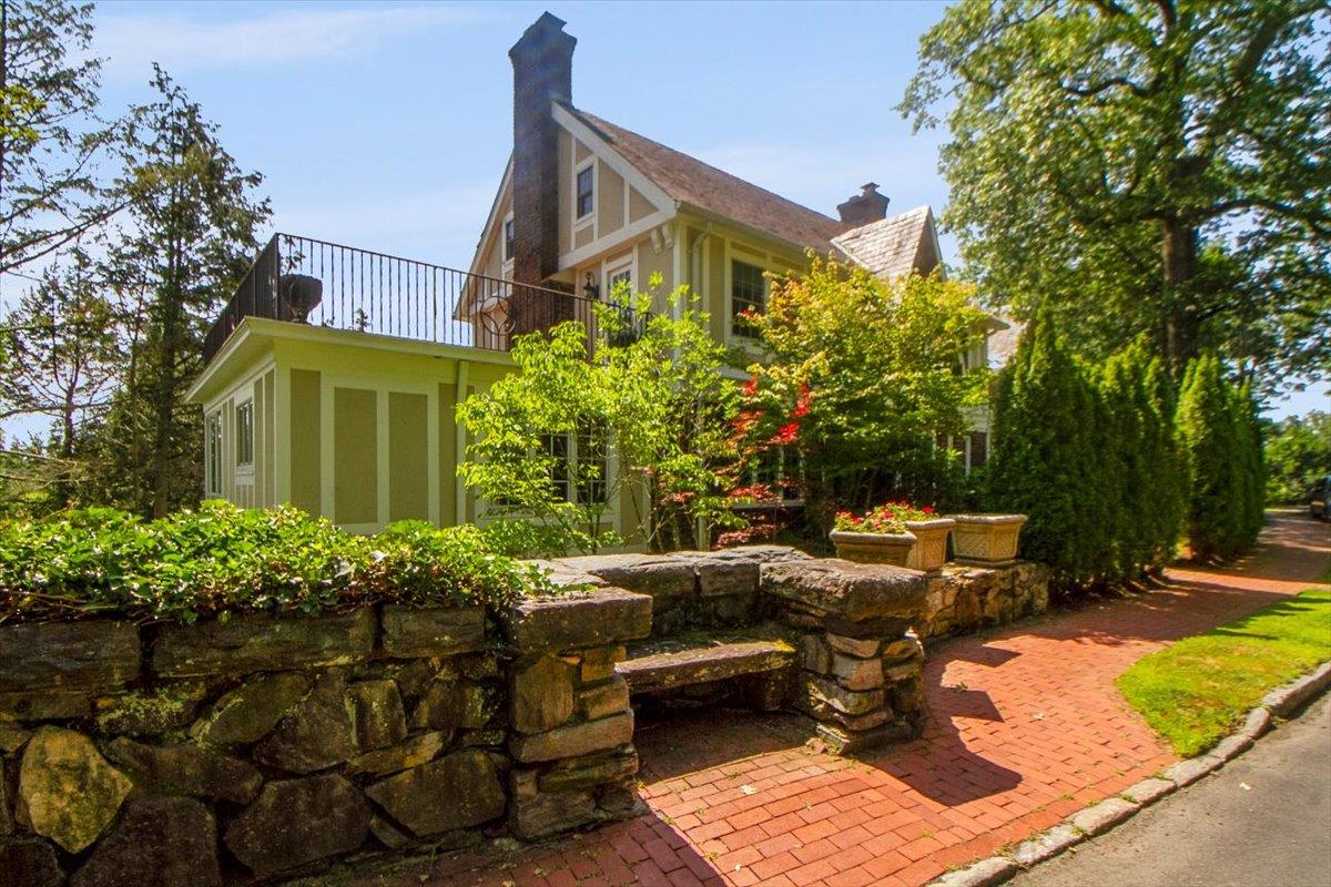 Conveniently located in old Edgemont section, just a few blocks to Sca...