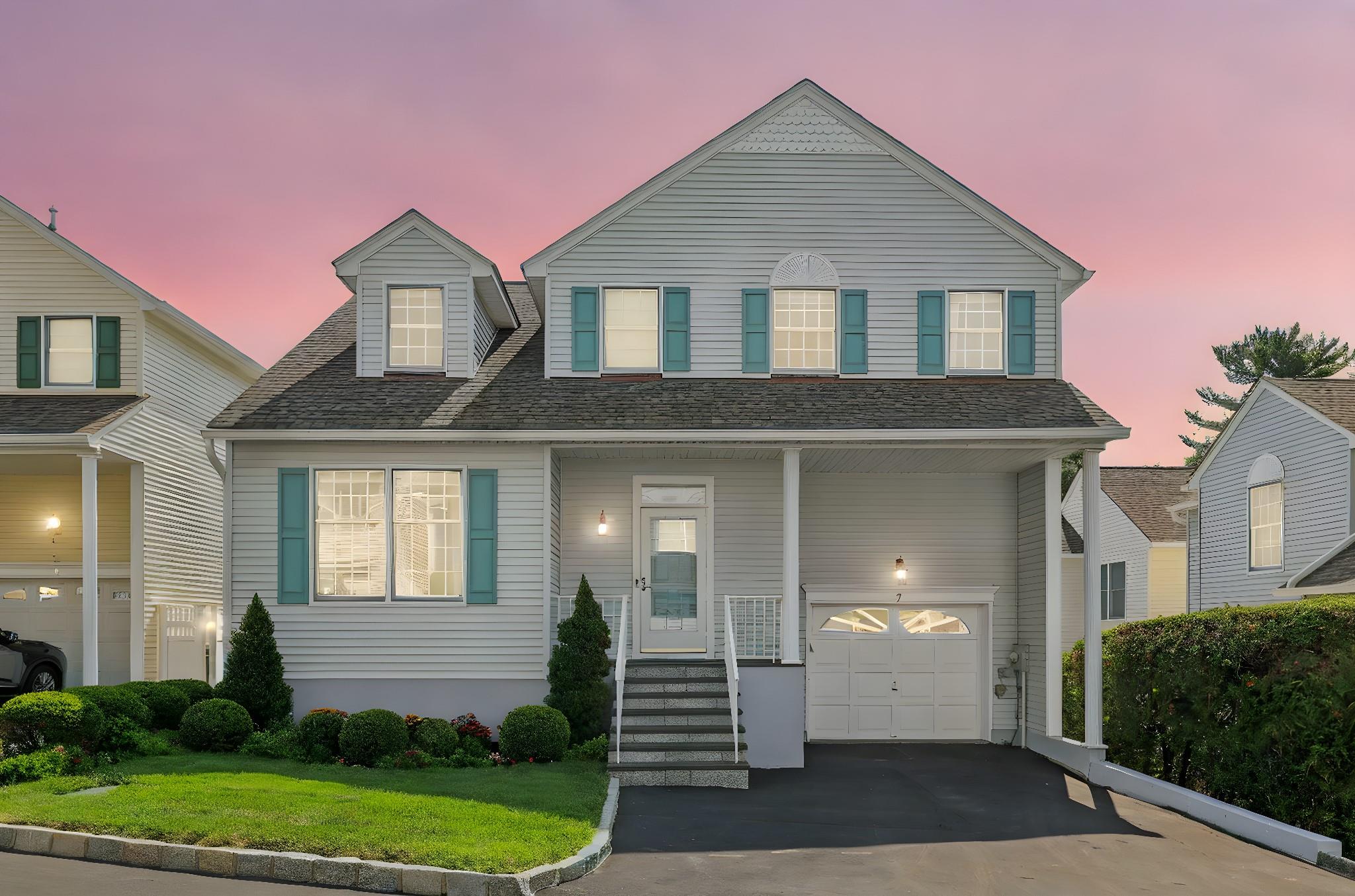 Commuter’s Dream in the Heart of Valhalla!
Beautifully maintained 3-be...