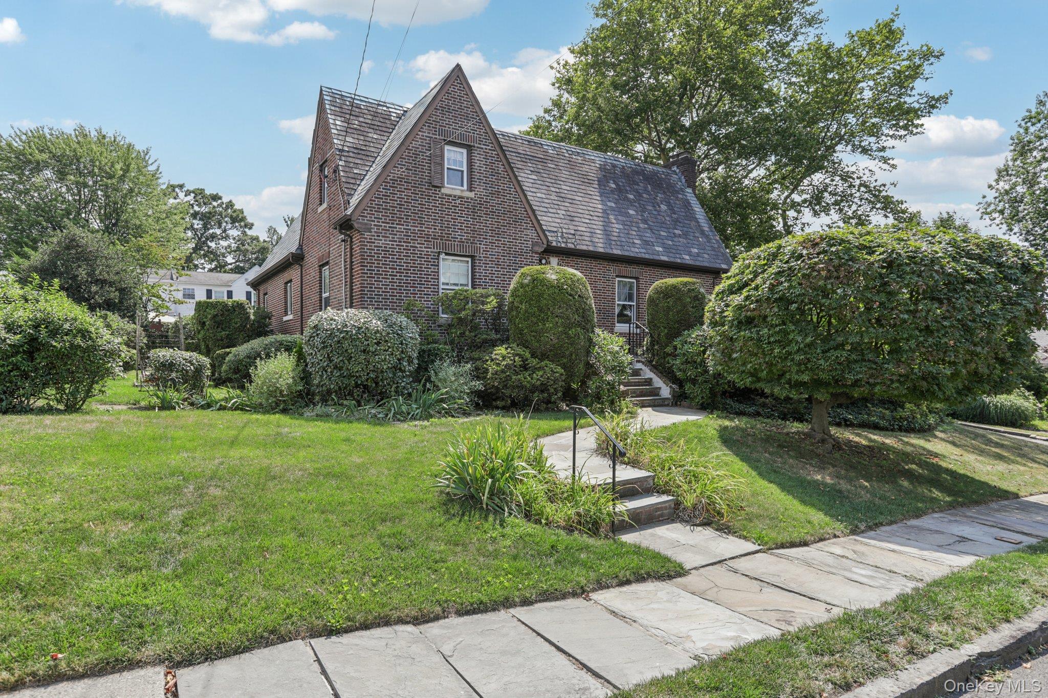Nestled in the desirable Woodstock Park neighborhood of Yonkers, this...