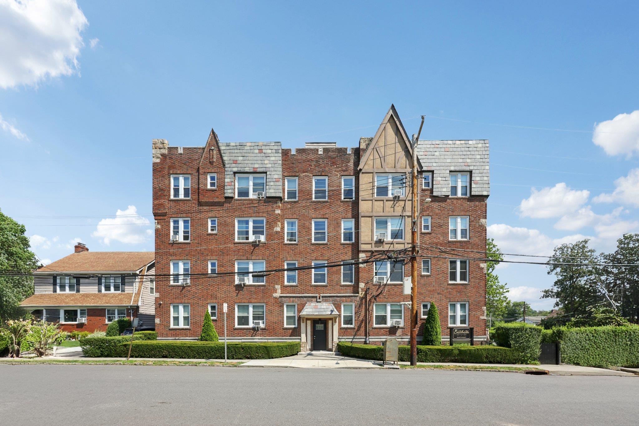 Ideally located studio that combines the charm of a prewar building wi...