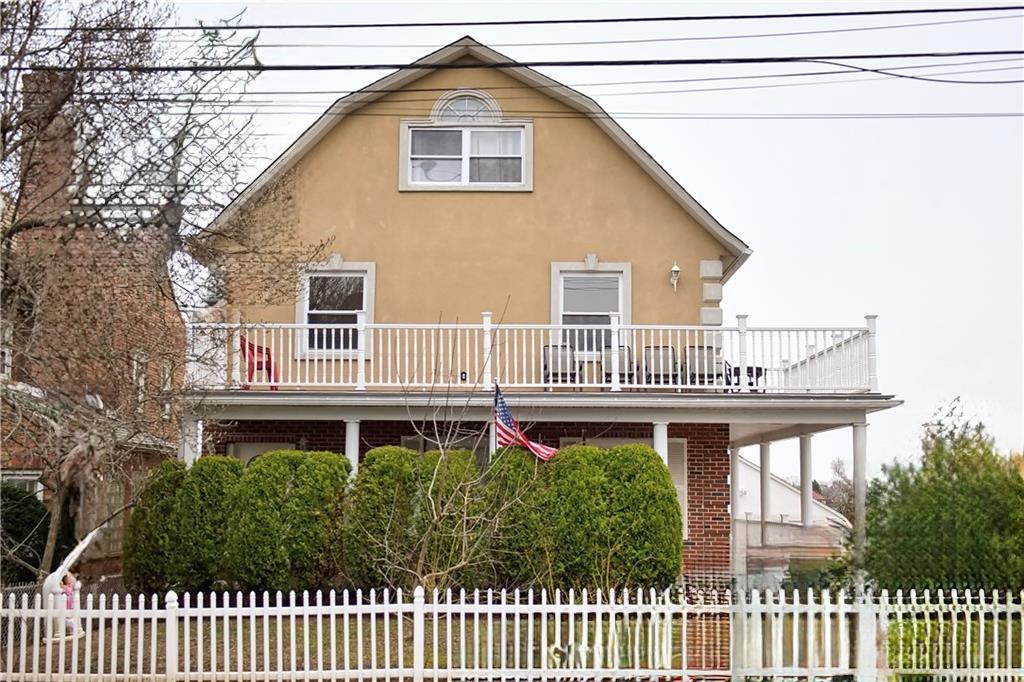 Spacious and beautifully duplex available for rent in the desirable Sa...