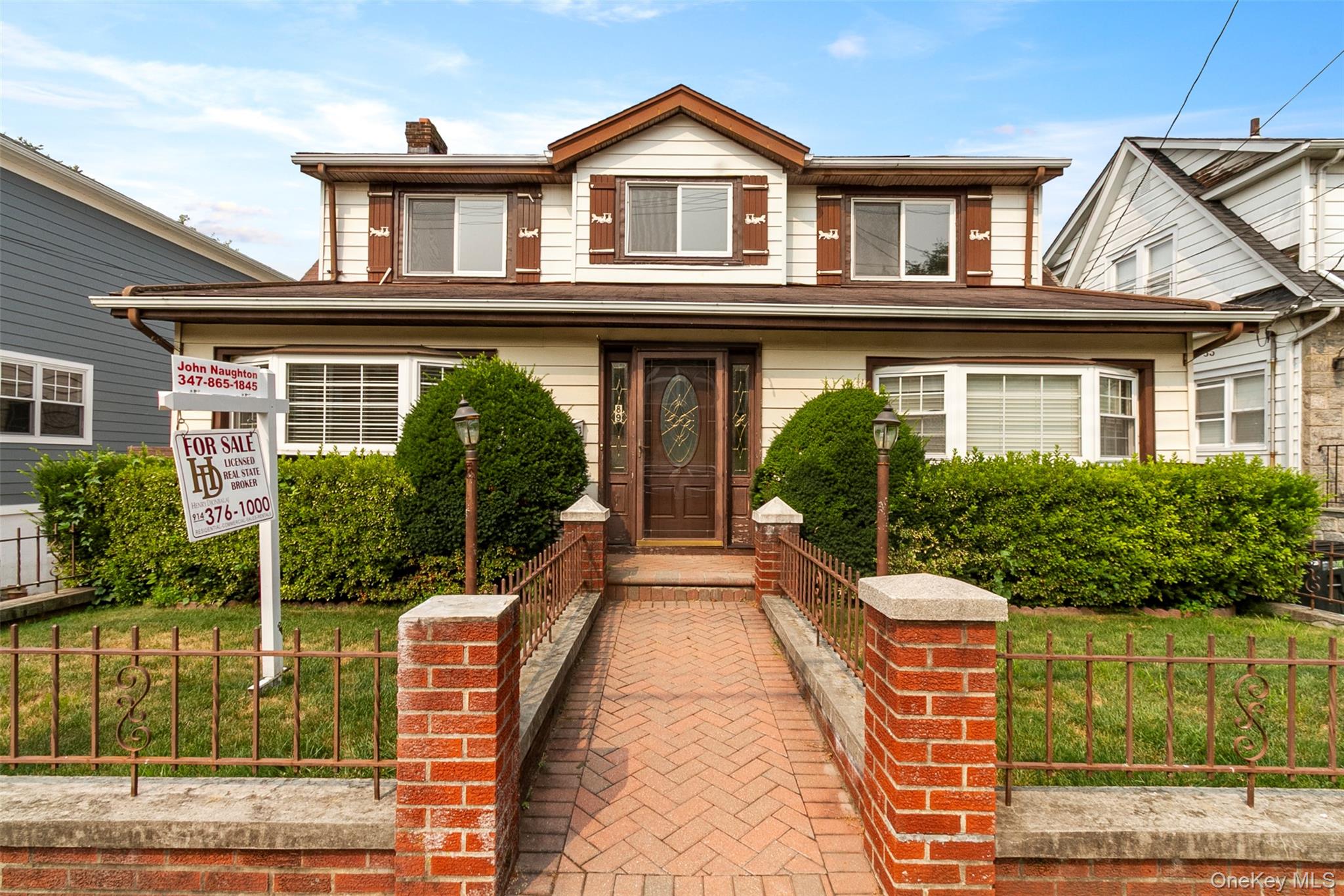 Charming Lincoln Park Home with Modern Amenities

Welcome to this stun...