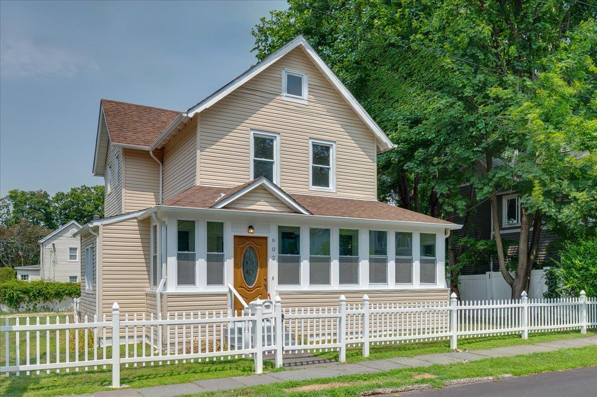 Welcome to 602 Jefferson Ave in Mamaroneck!
This delightful 3-bedroom...