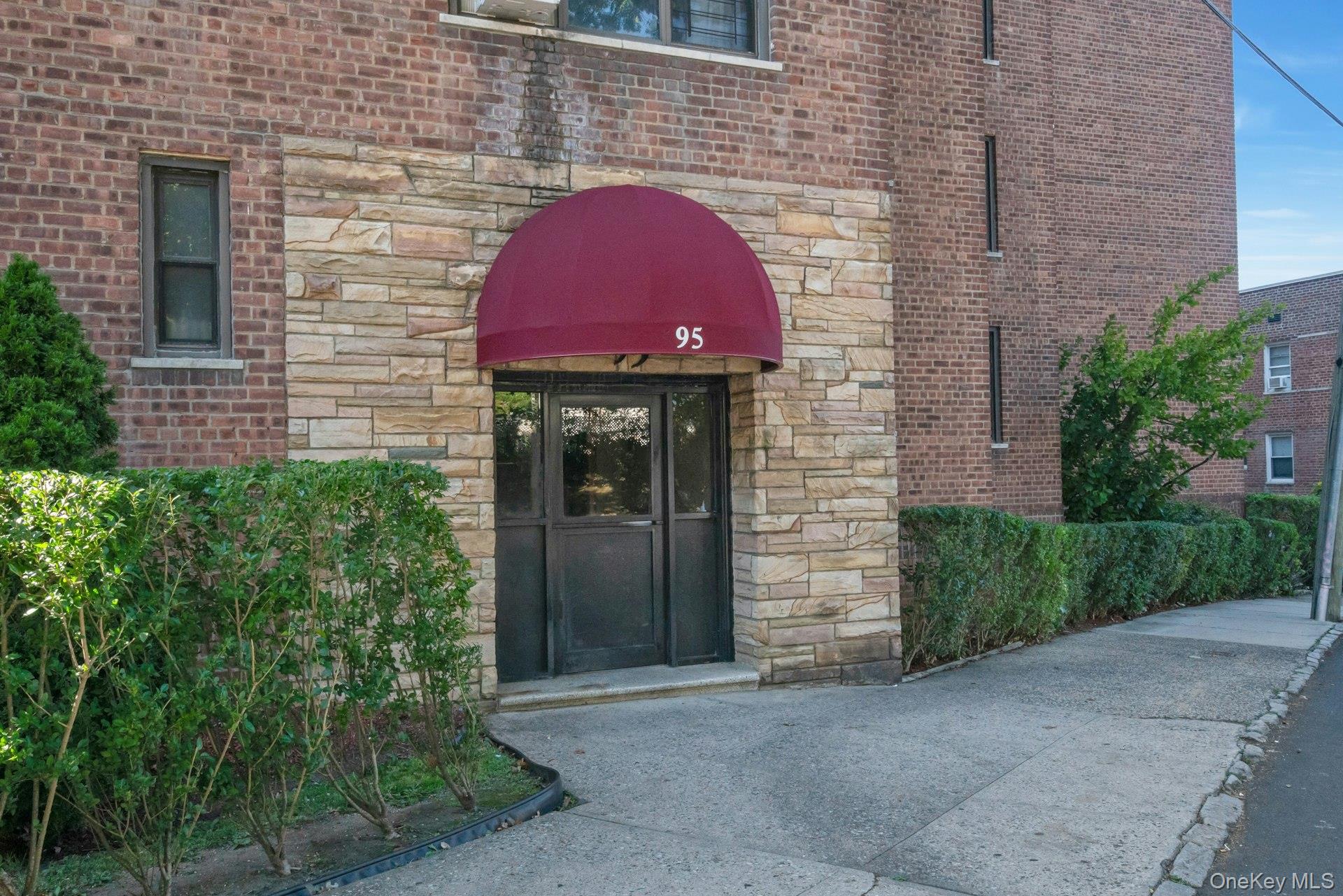Move right into this bright and inviting 1 bedroom, 1 bathroom unit fe...