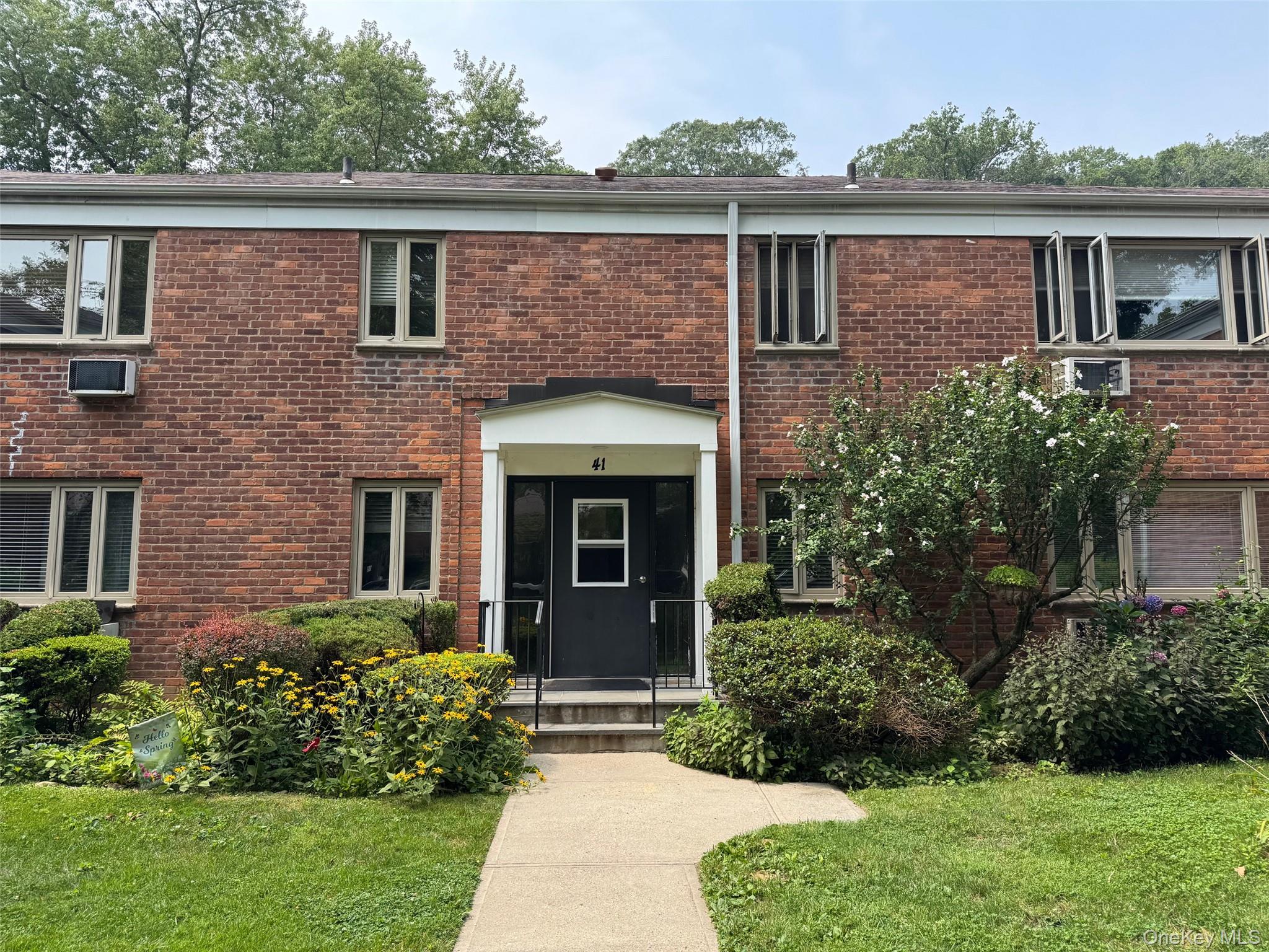 Bright First Floor, 3 Bedroom Coop in the Valhalla School District!  E...