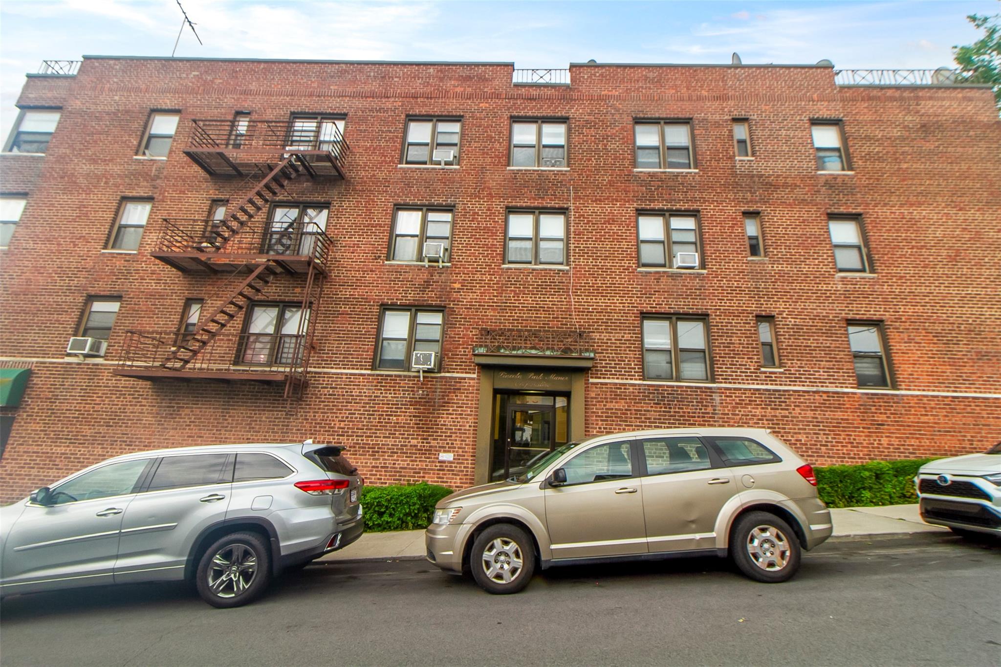 Dont miss out on this spacious studio with bedroom alcove.  This beaut...