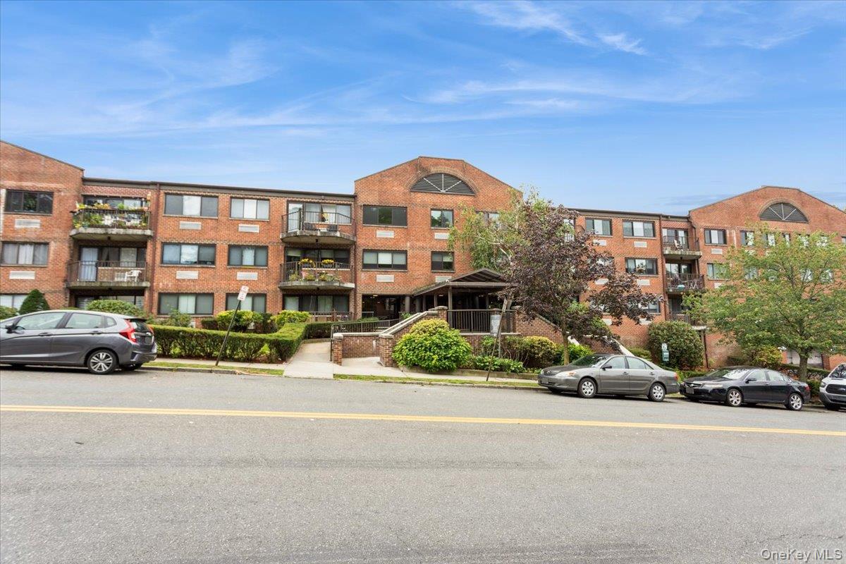 Spacious 2-Bedroom Condo in the Westchester Terrace
This bright 2 bed...