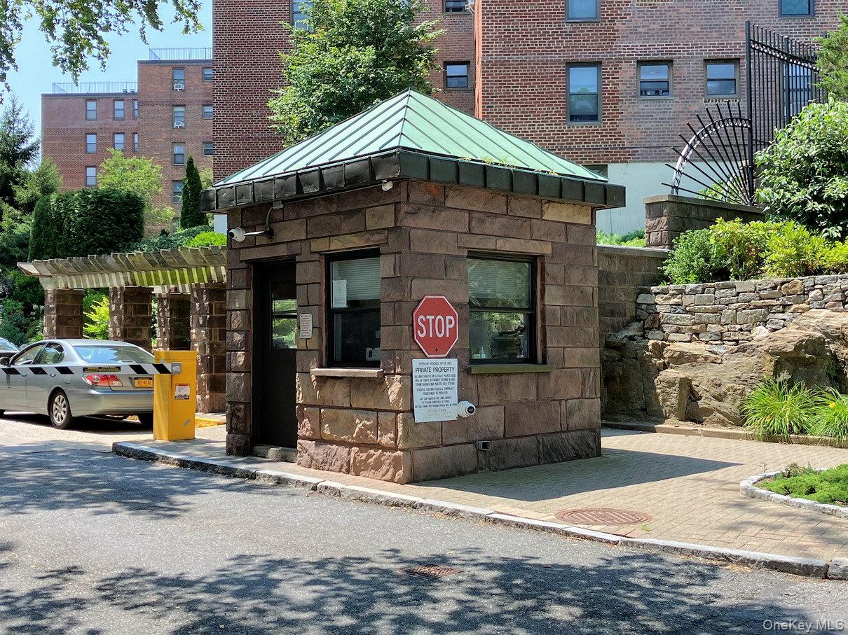This 1-bedroom Vernon Woods co-op is part of a six building gated comm...