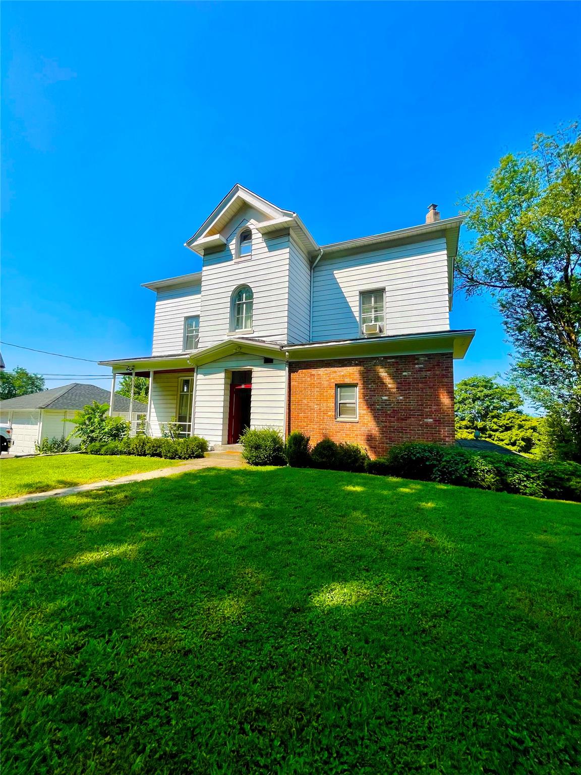 Charming 3rd floor unit with amazing river views. 2 ample sized bedroo...