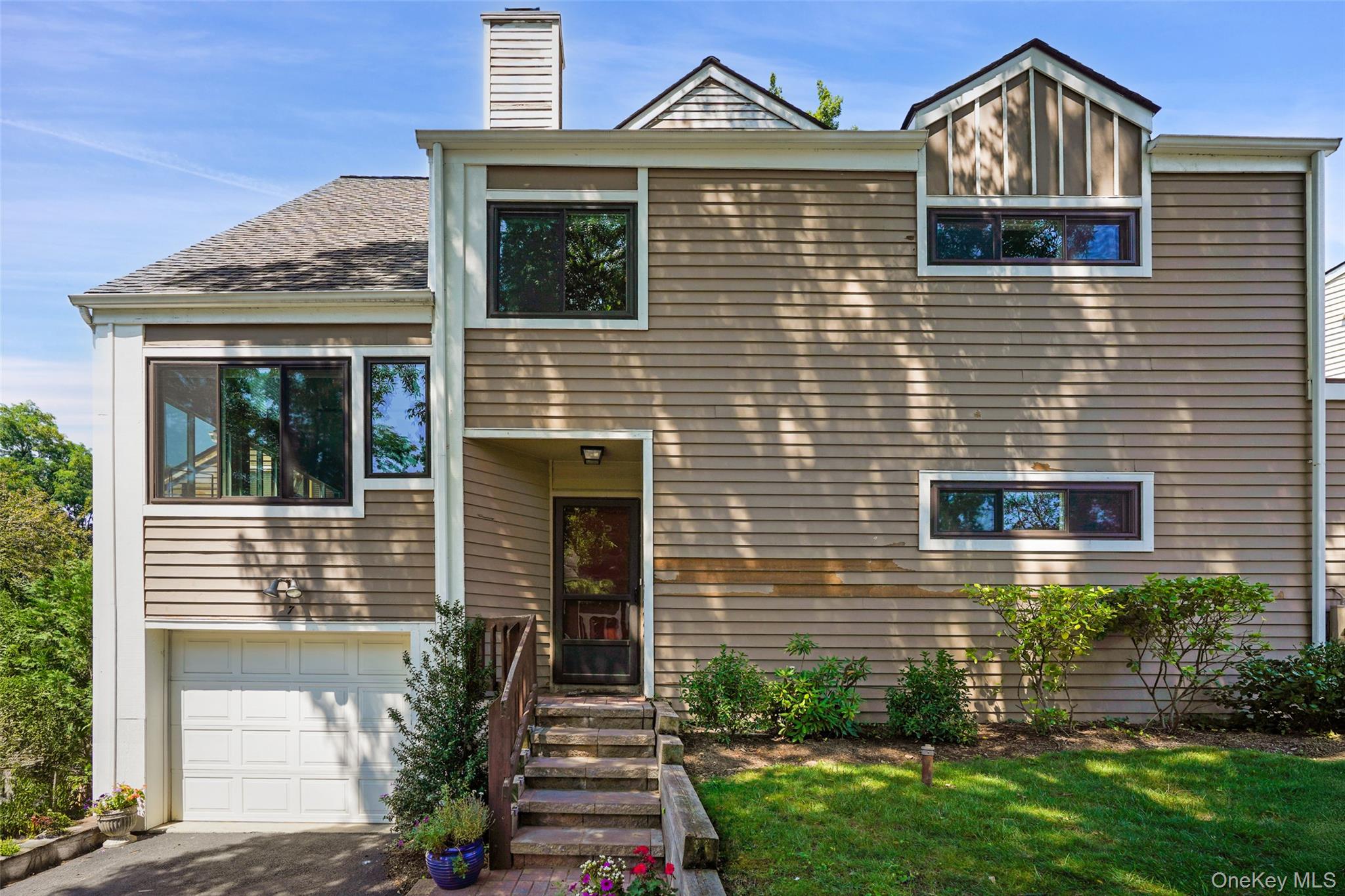 Welcome to this lovely end Townhouse situated in the quiet, friendly a...