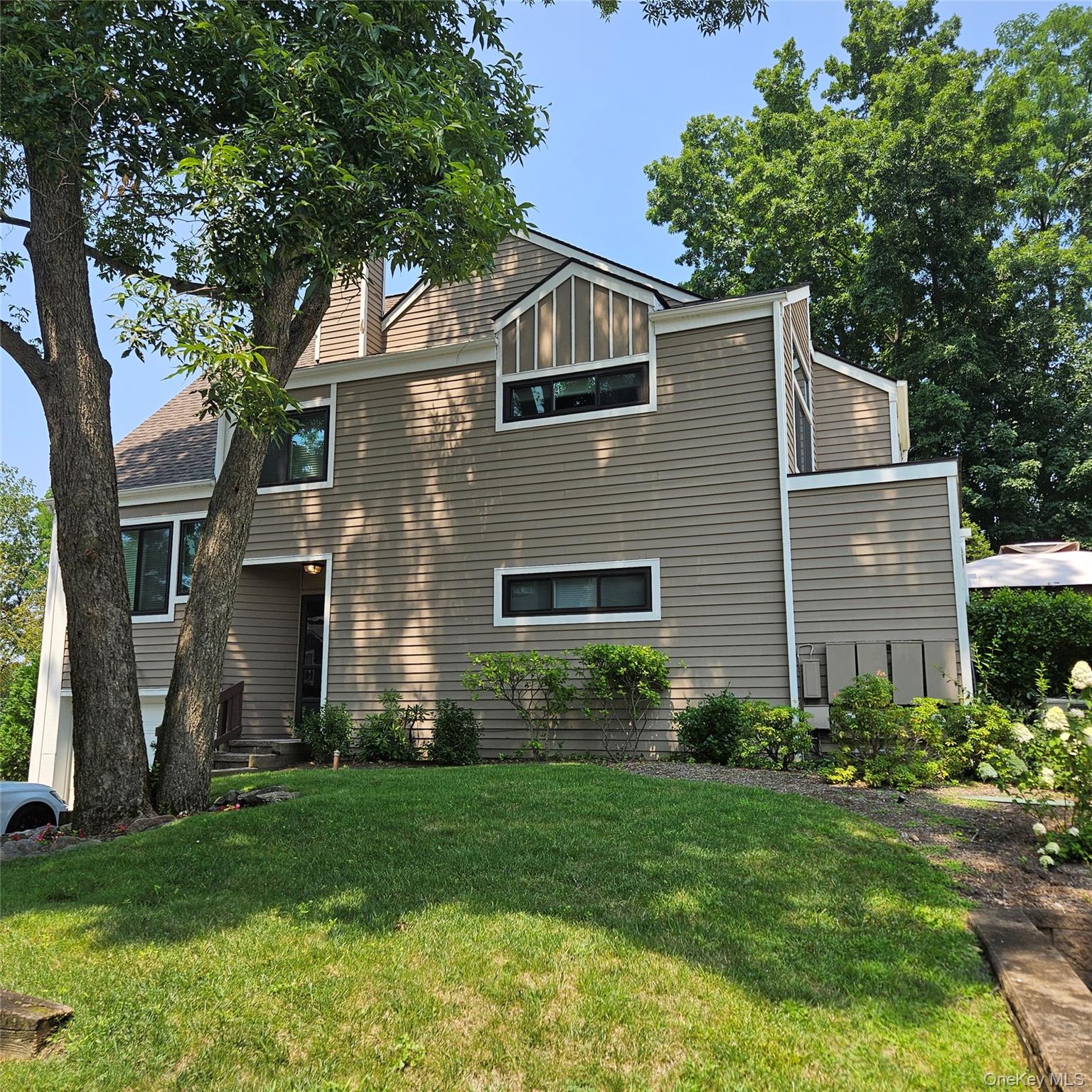 Welcome to this lovely end Townhouse situated in the quiet, friendly a...