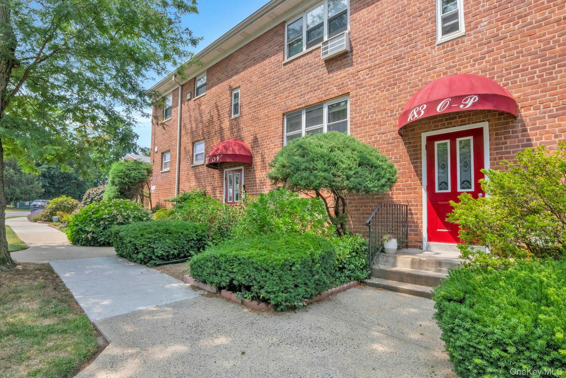Adorable & affordable lovely Dog-Friendly one bedroom co-op with Parki...