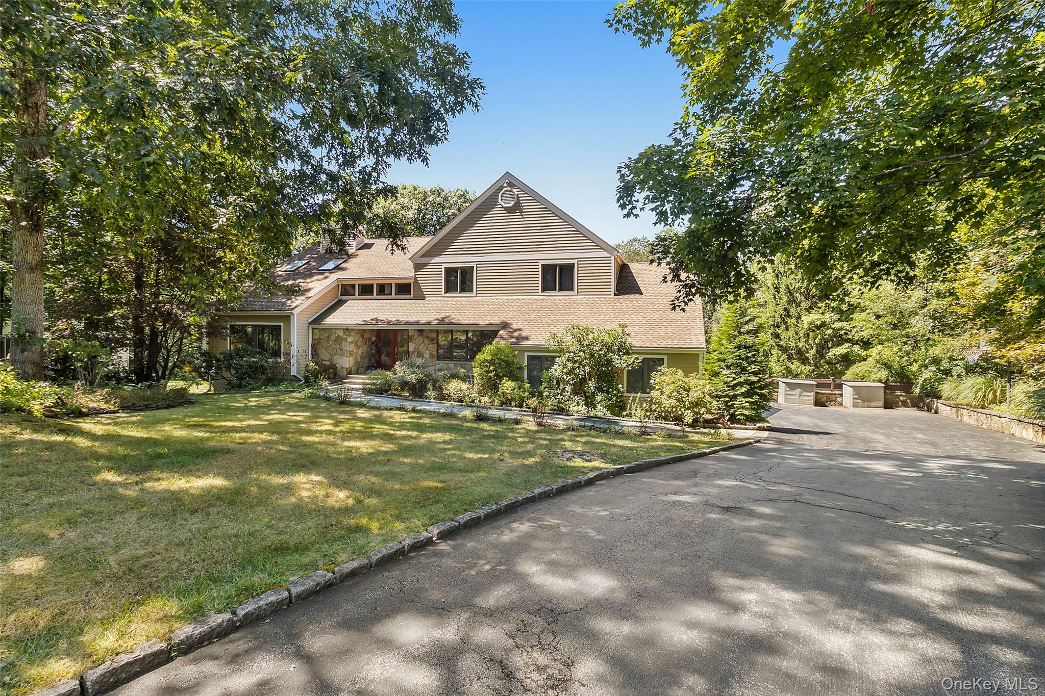 Sophisticated Country Rental. Spacious and sun-filled Colonial with co...