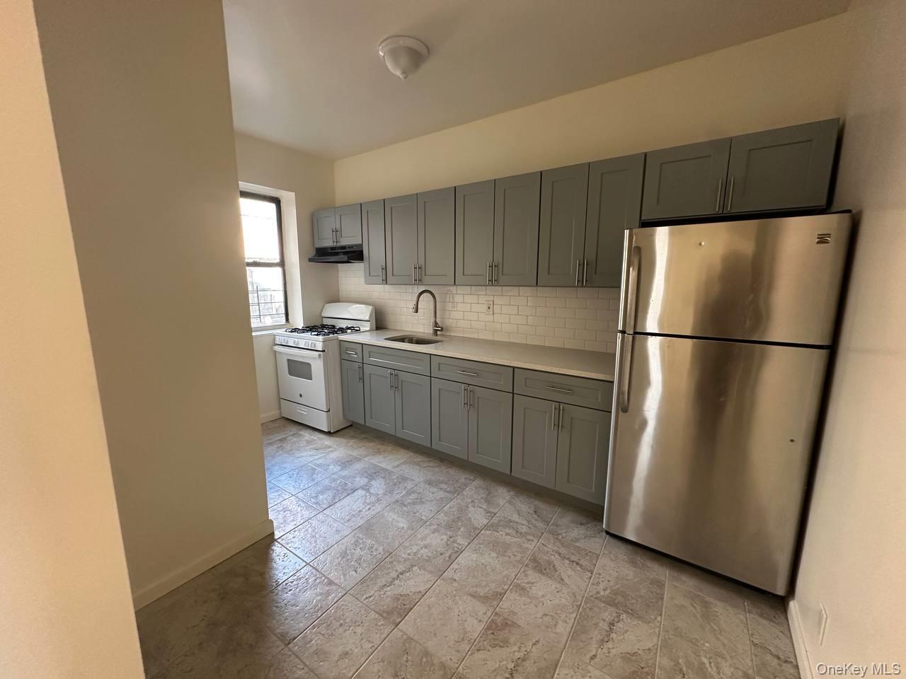 PROGRAMS WELCOMED! This bright and spacious 4-bedroom, 1-bathroom apar...