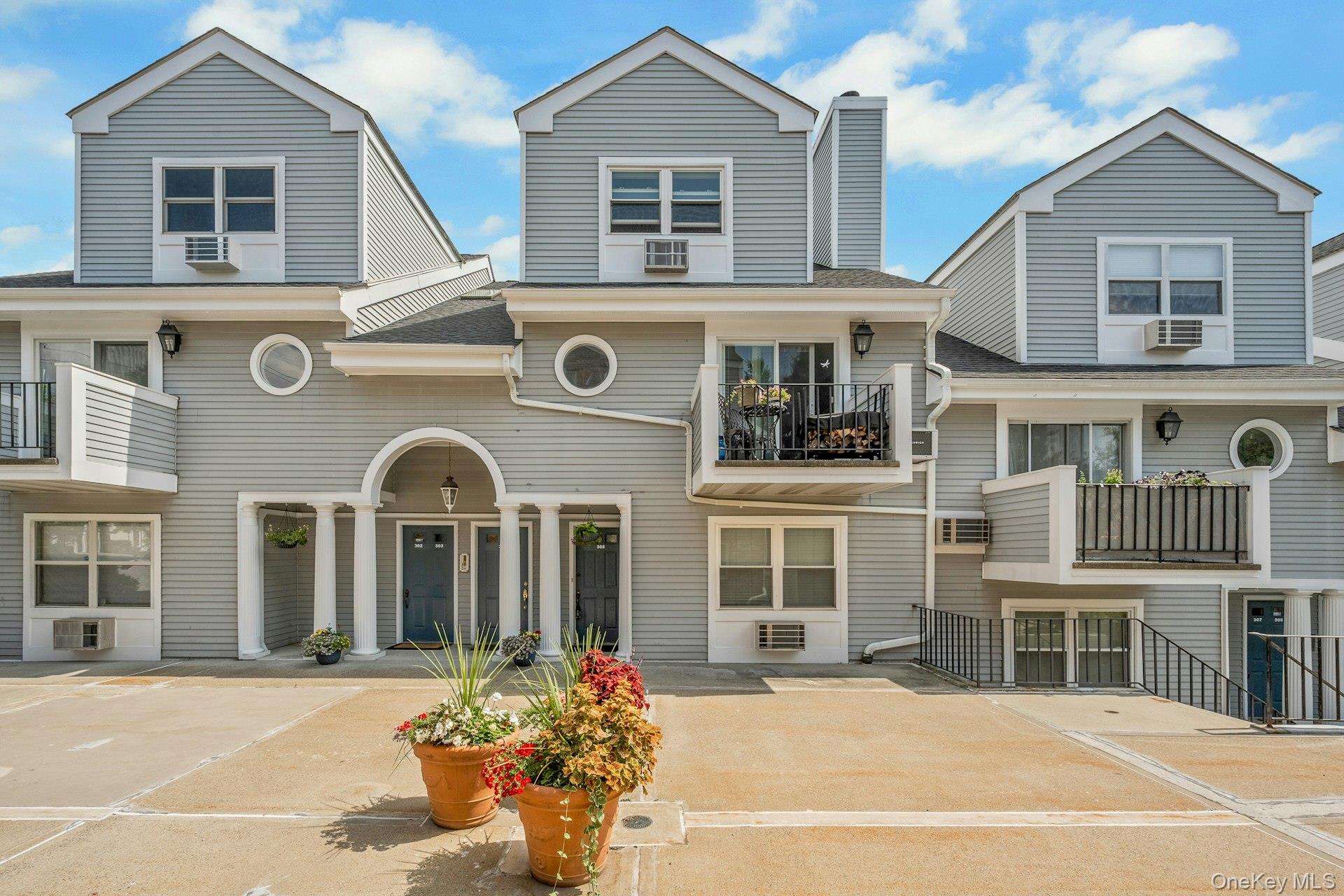Bright and spacious ground floor, one bedroom unit in desirable Whiteo...