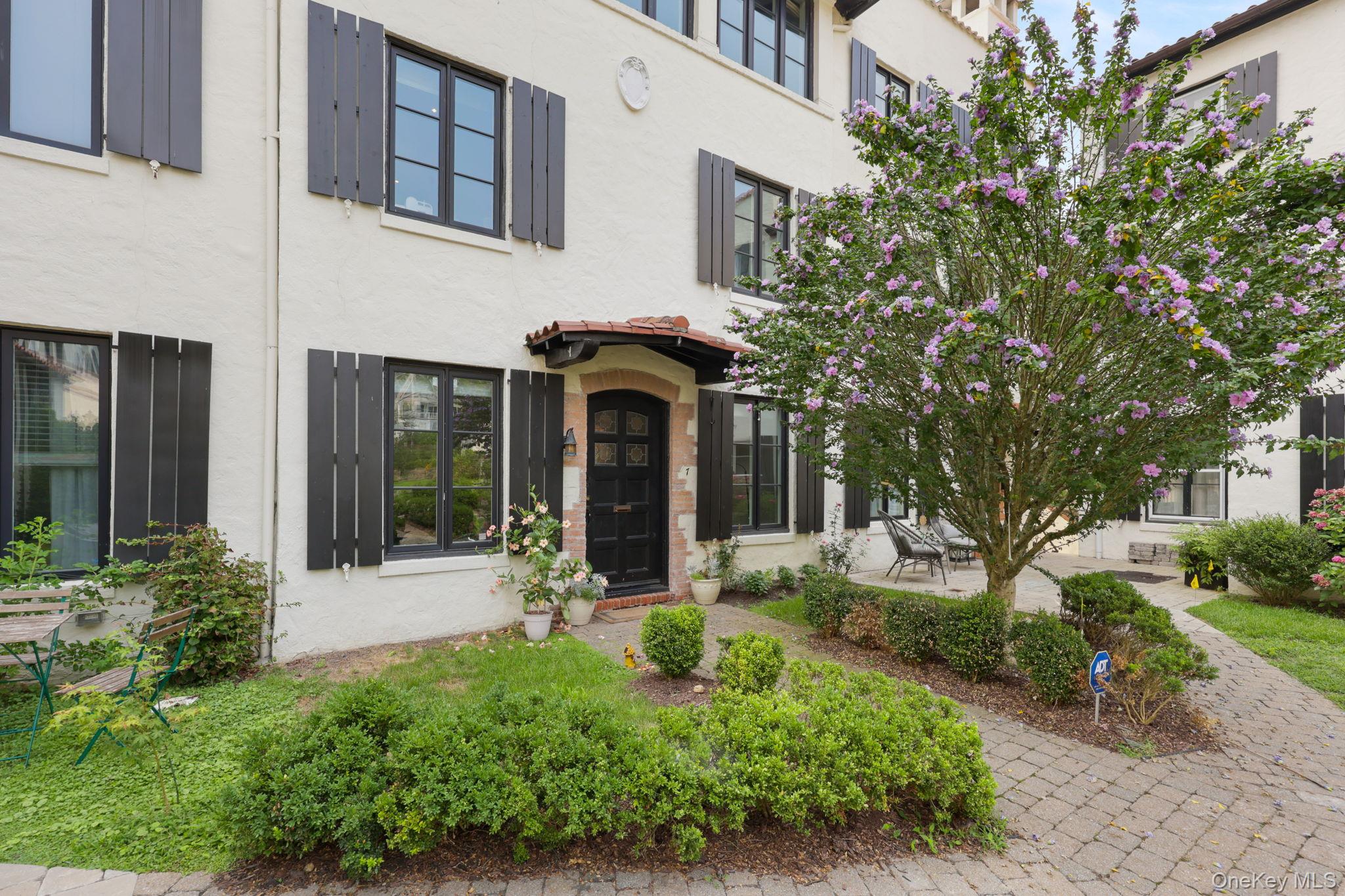 This elegantly appointed townhouse is the signature home of Park Avenu...