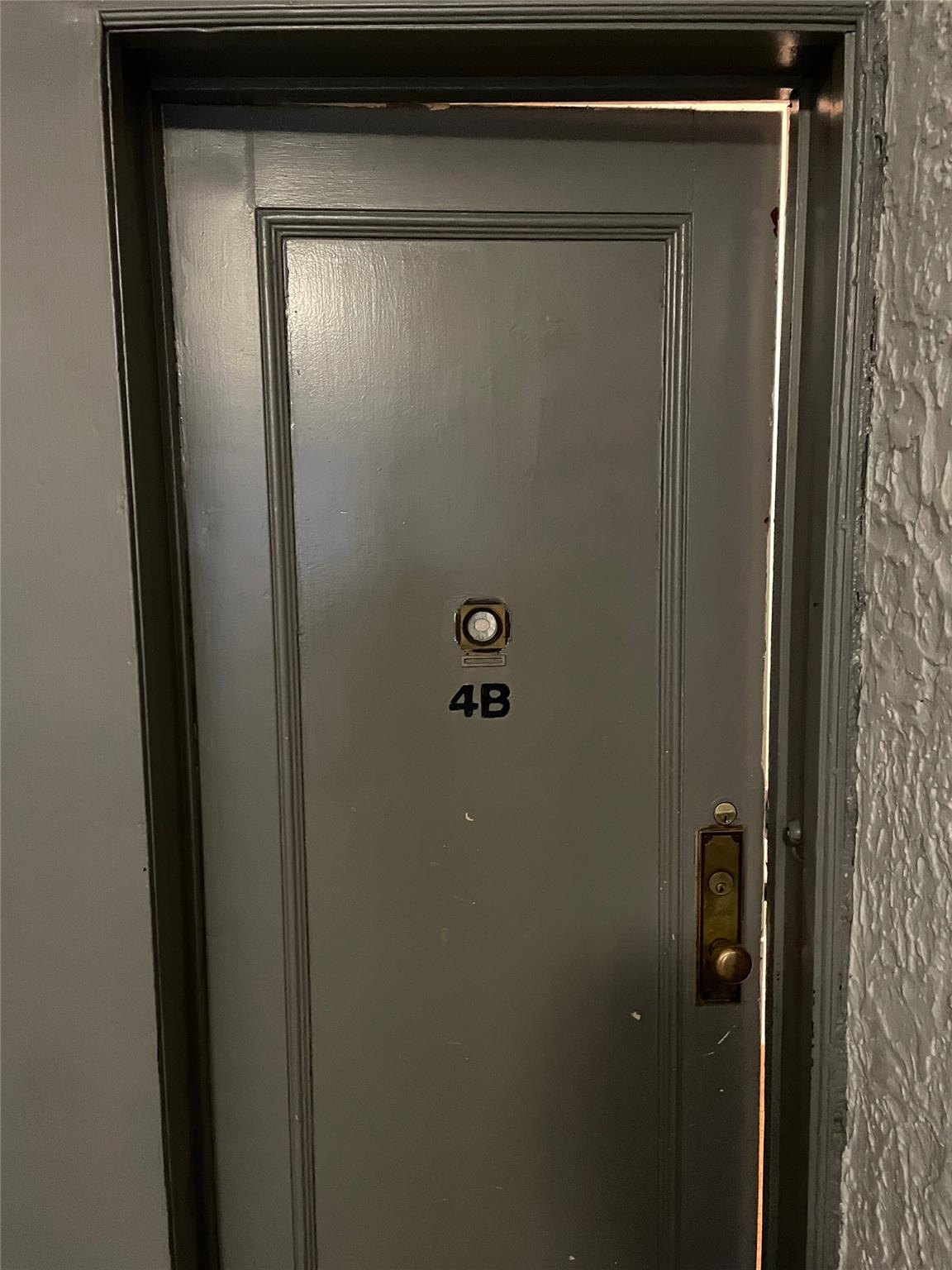 Bright 1 bedroom apartment...Convenient to all. ONLY a 2 Minute walk t...