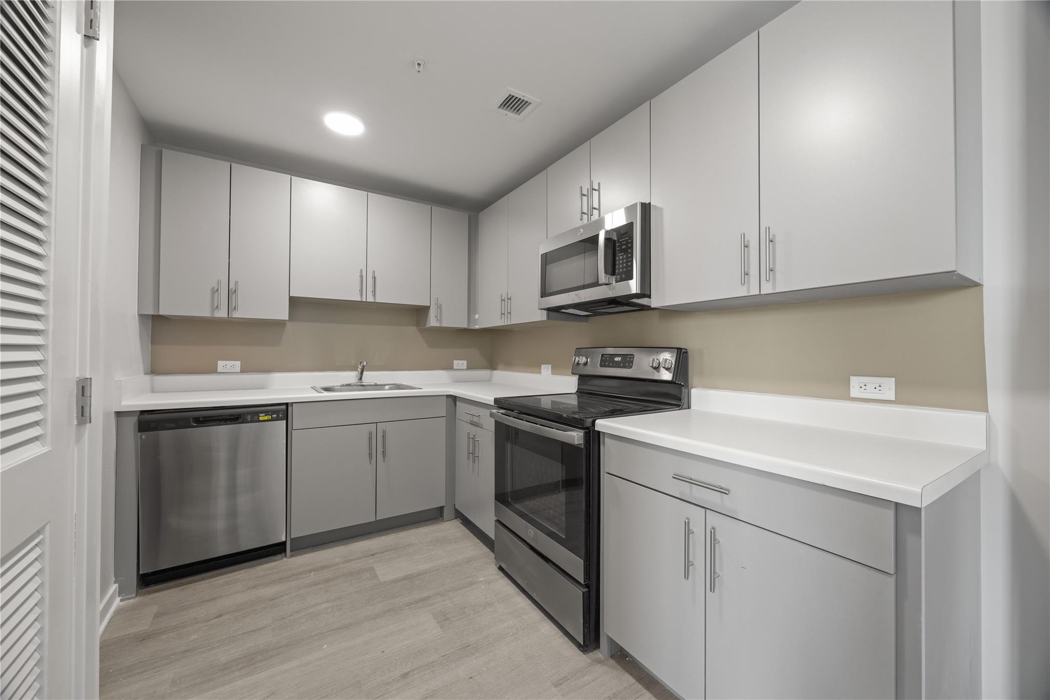 Designed for contemporary lifestyles, Regency on Hudson offers a warm...