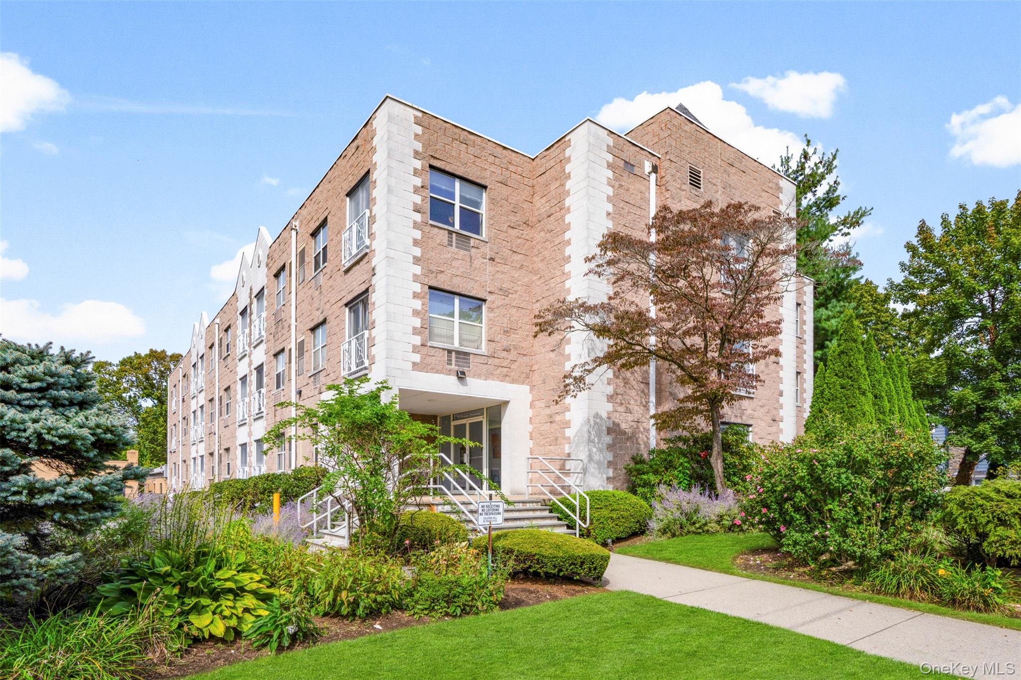 Bright and airy top-floor corner 1-bedroom, 1-bath condo in Mamaroneck...