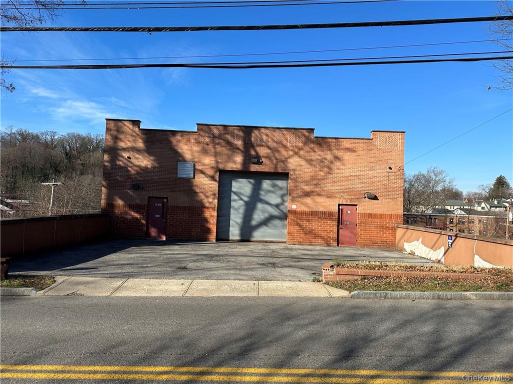Wonderful opportunity run your business out of this newer warehouse....